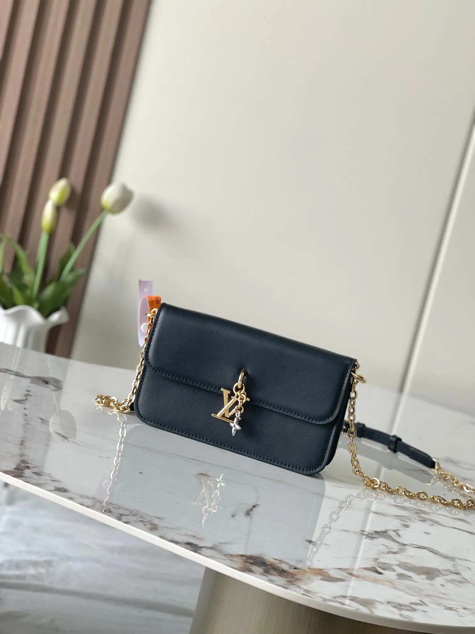 💰860 (top layer leather) top original single 163c01 chip M14564 black M14547 blue M14581 apricot M14548 rose authentic development This Wallet On Chain handbag comes from Louis Vuitton's LV Bloom series. It is cut from cow leather in a fashionable and practical configuration. It's decorated with embellishments inspired by the brand's iconic Monogram pattern. There's plenty of space to store a smartphone, and contrasting metal hardware adds an elegant touch. Dimensions: 11.5 x 4 x 20 cm (H x W x Length)