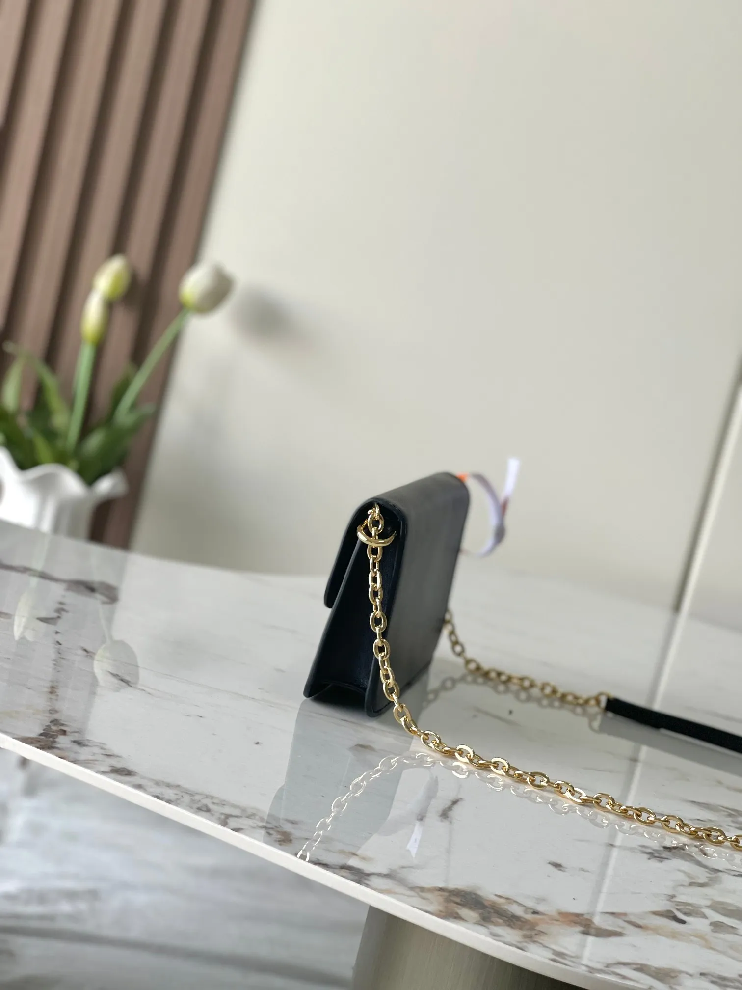 💰860 (top layer leather) top original single 163c01 chip M14564 black M14547 blue M14581 apricot M14548 rose authentic development This Wallet On Chain handbag comes from Louis Vuitton's LV Bloom series. It is cut from cow leather in a fashionable and practical configuration. It's decorated with embellishments inspired by the brand's iconic Monogram pattern. There's plenty of space to store a smartphone, and contrasting metal hardware adds an elegant touch. Dimensions: 11.5 x 4 x 20 cm (H x W x Length)