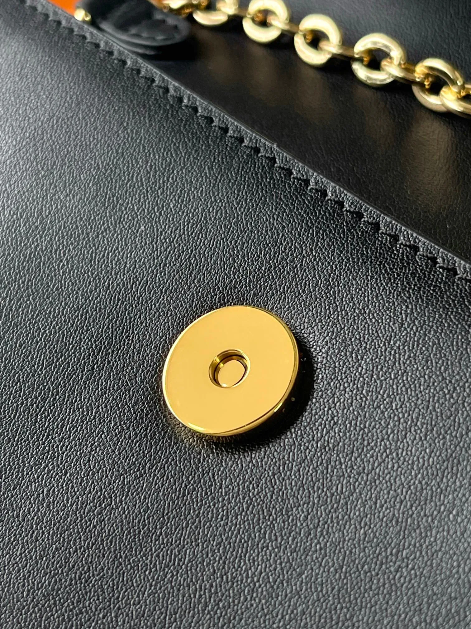 💰860 (top layer leather) top original single 163c01 chip M14564 black M14547 blue M14581 apricot M14548 rose authentic development This Wallet On Chain handbag comes from Louis Vuitton's LV Bloom series. It is cut from cow leather in a fashionable and practical configuration. It's decorated with embellishments inspired by the brand's iconic Monogram pattern. There's plenty of space to store a smartphone, and contrasting metal hardware adds an elegant touch. Dimensions: 11.5 x 4 x 20 cm (H x W x Length)