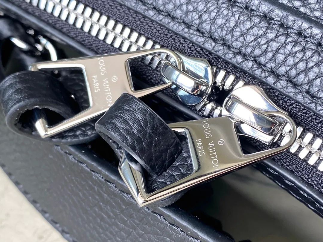 💰1220 (top layer leather) top original order M24114 black This Mahina Hand It All small handbag is made of fine perforated cow leather, with elegant drape texture to highlight the chic body wheel fan. The leather shoulder strap and chain leather braided handle are both removable. Provide a trendy choice for daily travel. Dimensions: 29 × 18 × 13 cm