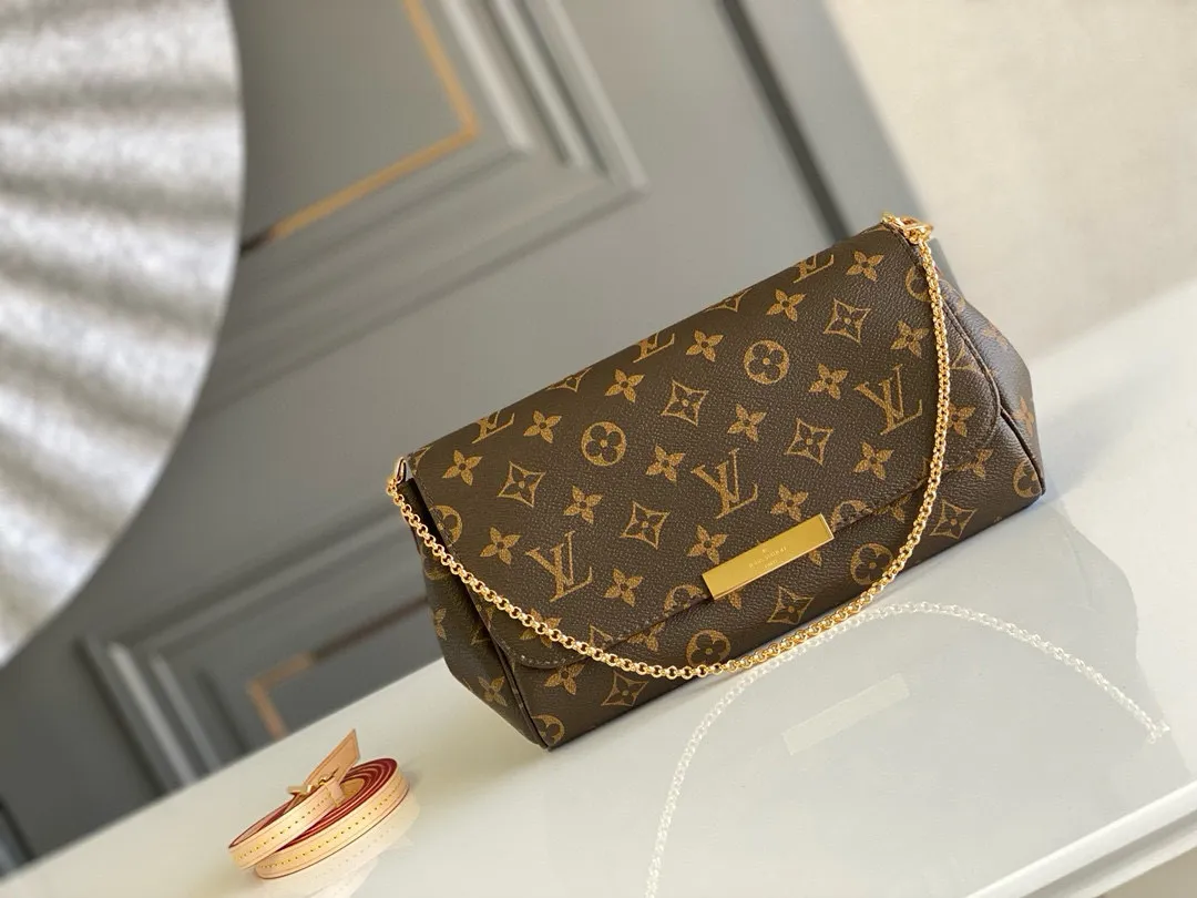 💰640 Top original item M40718 FAVORITE MM This Favorite MM handbag is the darling of fashionable women. It is sewn with classic Monogram canvas and is suitable for morning and evening occasions. The bag can be used as a clutch, or can be carried as a short shoulder bag using the gold chain strap, while the leather shoulder strap can be easily carried cross-body. An engraved metal plaque on the front conceals a clever magnetic closure for safe access.  26x 15x 4 cm (length x height x width) Monogram coated canvas Natural cowhide leather trim Textile lining Gold-tone hardware Magnetic flap closure Internal patch pocket Shoulder strap: non-detachable, not adjustable Chain strap: detachable