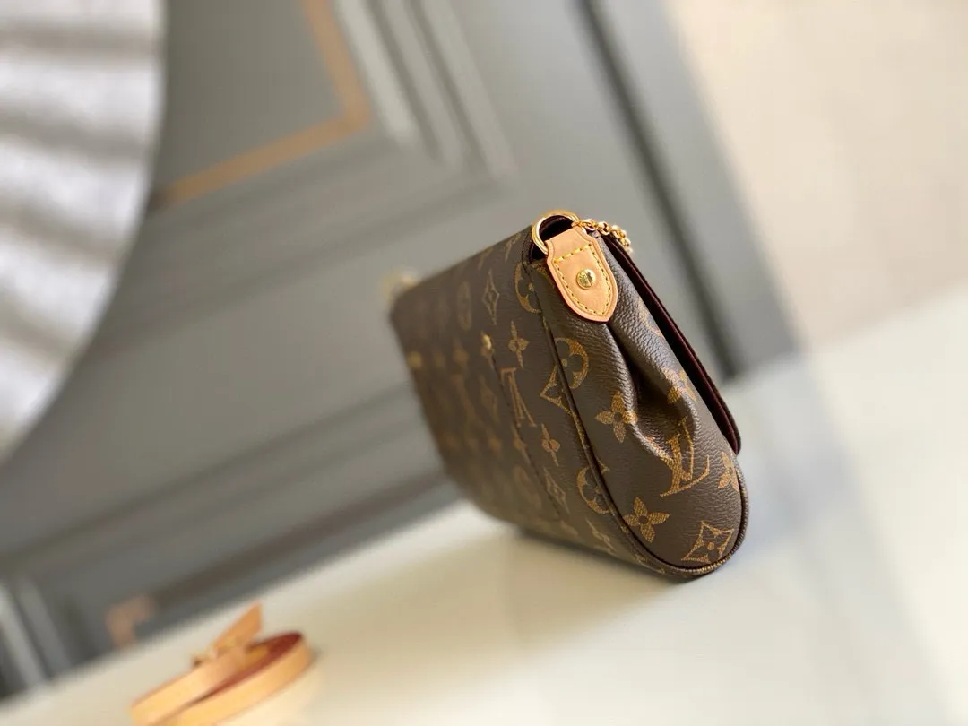 💰640 Top original item M40718 FAVORITE MM This Favorite MM handbag is the darling of fashionable women. It is sewn with classic Monogram canvas and is suitable for morning and evening occasions. The bag can be used as a clutch, or can be carried as a short shoulder bag using the gold chain strap, while the leather shoulder strap can be easily carried cross-body. An engraved metal plaque on the front conceals a clever magnetic closure for safe access.  26x 15x 4 cm (length x height x width) Monogram coated canvas Natural cowhide leather trim Textile lining Gold-tone hardware Magnetic flap closure Internal patch pocket Shoulder strap: non-detachable, not adjustable Chain strap: detachable
