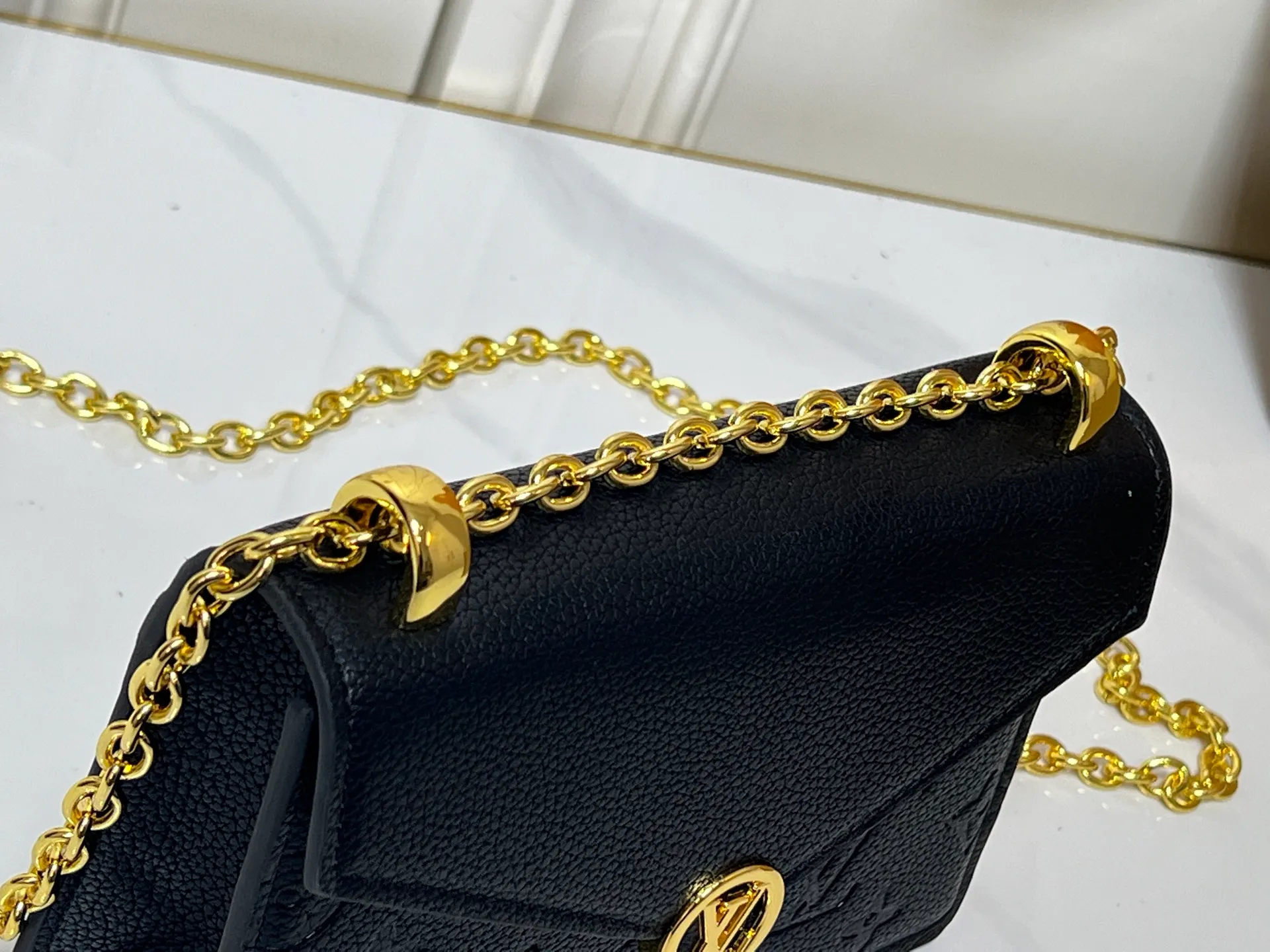 Batch 220💰M13569 black M13570 gray M25814 burgundy (chain/embossed) [Portefeuille chaîne Rosy] This Rosy chain wallet is both fashionable and practical, adding a modern spirit to the Monogram Empreinte series. It has an elegant LV circle and a V-shaped flap, two hallmarks of the house. The magnetic closure reveals a surprise Monogram flower, as well as three card slots and a flat interior pocket. The sliding chain allows you to wear it crosswise or over the shoulder.  Dimensions: 19.5 x 13.5 x 6.5 cm