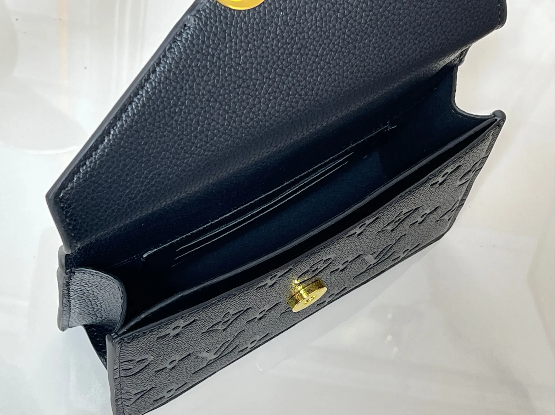 Batch 220💰M13569 black M13570 gray M25814 burgundy (chain/embossed) [Portefeuille chaîne Rosy] This Rosy chain wallet is both fashionable and practical, adding a modern spirit to the Monogram Empreinte series. It has an elegant LV circle and a V-shaped flap, two hallmarks of the house. The magnetic closure reveals a surprise Monogram flower, as well as three card slots and a flat interior pocket. The sliding chain allows you to wear it crosswise or over the shoulder.  Dimensions: 19.5 x 13.5 x 6.5 cm