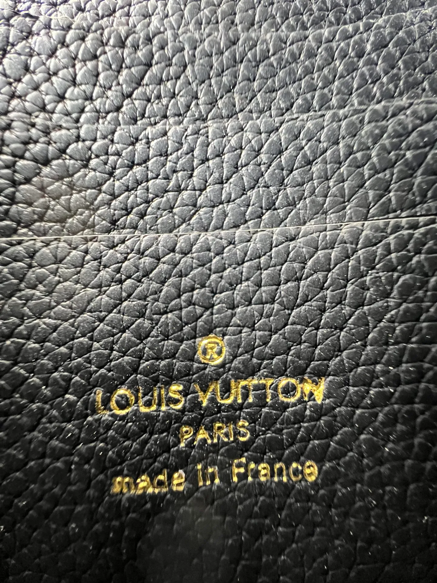 Batch 220💰M13569 black M13570 gray M25814 burgundy (chain/embossed) [Portefeuille chaîne Rosy] This Rosy chain wallet is both fashionable and practical, adding a modern spirit to the Monogram Empreinte series. It has an elegant LV circle and a V-shaped flap, two hallmarks of the house. The magnetic closure reveals a surprise Monogram flower, as well as three card slots and a flat interior pocket. The sliding chain allows you to wear it crosswise or over the shoulder.  Dimensions: 19.5 x 13.5 x 6.5 cm