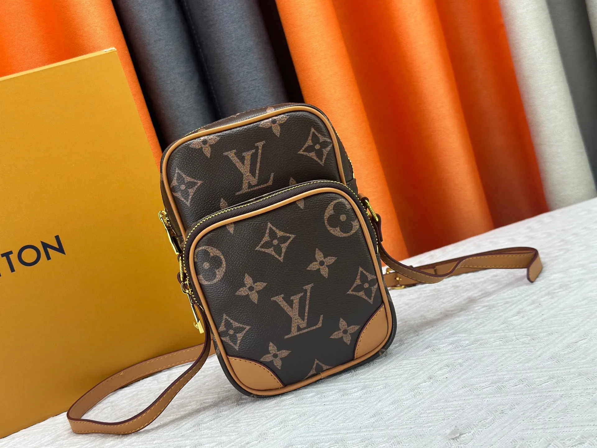 P240 Updated Original M14024 For his latest collection, Pharrell Williams reinvents the '80s Amazone crossbody bag, updating it with luxe details. Select soft cow leather and cover it with Monogram printing. The leather texture is like vintage Monogram canvas. The bag is embellished with a pearl zipper and paired with a detachable Louis Vuitton metal hangtag, which is reminiscent of the nameplate on the brand's vintage luggage. Dimensions: 13.5 x 20.0 x 8.0 cm (length x height x width)