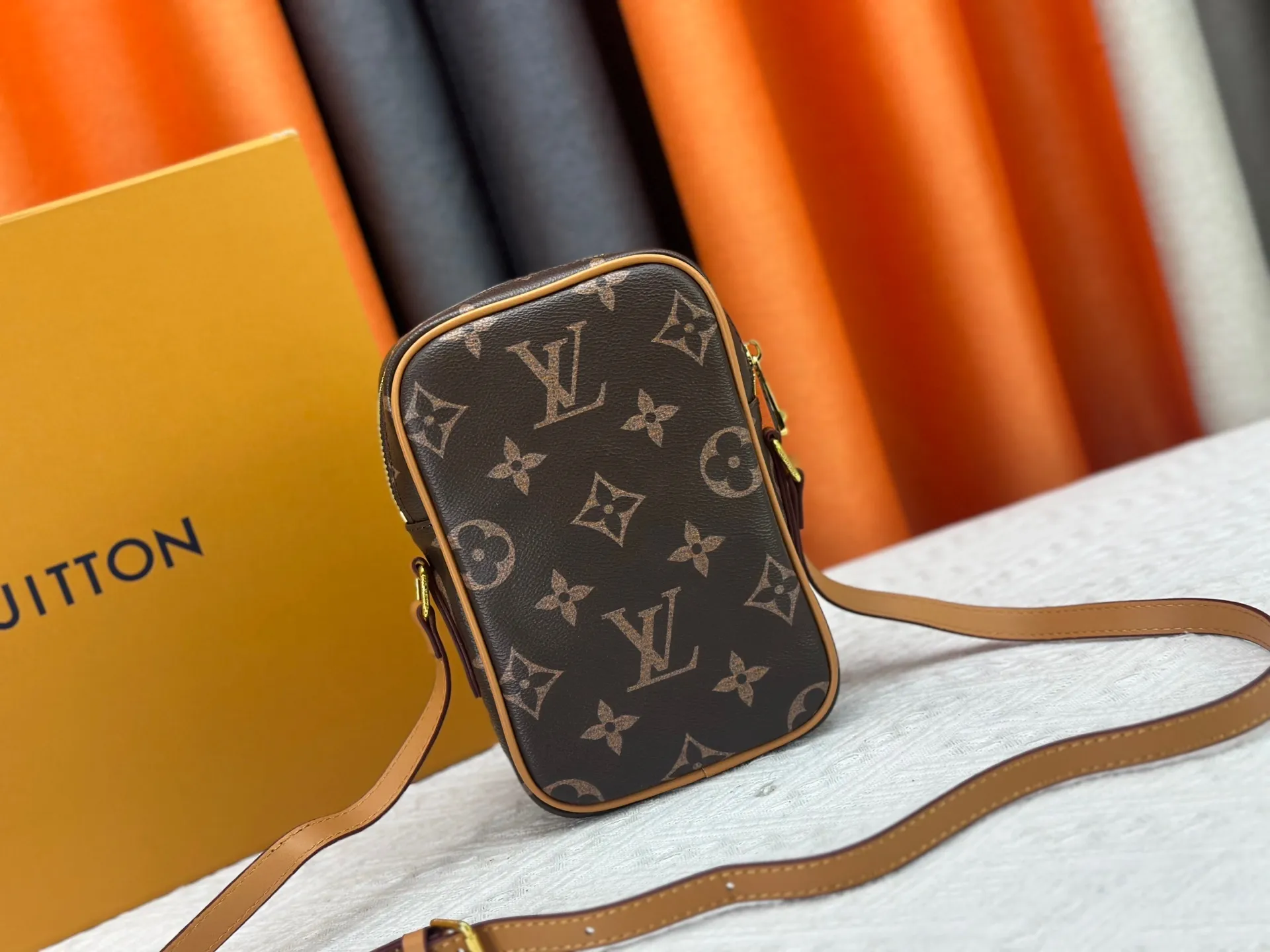 P240 Updated Original M14024 For his latest collection, Pharrell Williams reinvents the '80s Amazone crossbody bag, updating it with luxe details. Select soft cow leather and cover it with Monogram printing. The leather texture is like vintage Monogram canvas. The bag is embellished with a pearl zipper and paired with a detachable Louis Vuitton metal hangtag, which is reminiscent of the nameplate on the brand's vintage luggage. Dimensions: 13.5 x 20.0 x 8.0 cm (length x height x width)