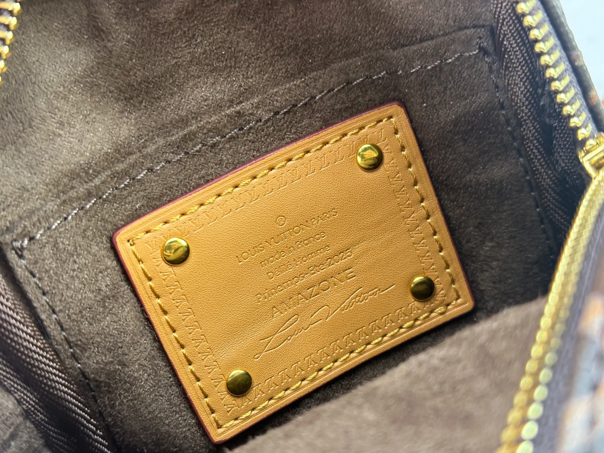 P240 Updated Original M14024 For his latest collection, Pharrell Williams reinvents the '80s Amazone crossbody bag, updating it with luxe details. Select soft cow leather and cover it with Monogram printing. The leather texture is like vintage Monogram canvas. The bag is embellished with a pearl zipper and paired with a detachable Louis Vuitton metal hangtag, which is reminiscent of the nameplate on the brand's vintage luggage. Dimensions: 13.5 x 20.0 x 8.0 cm (length x height x width)