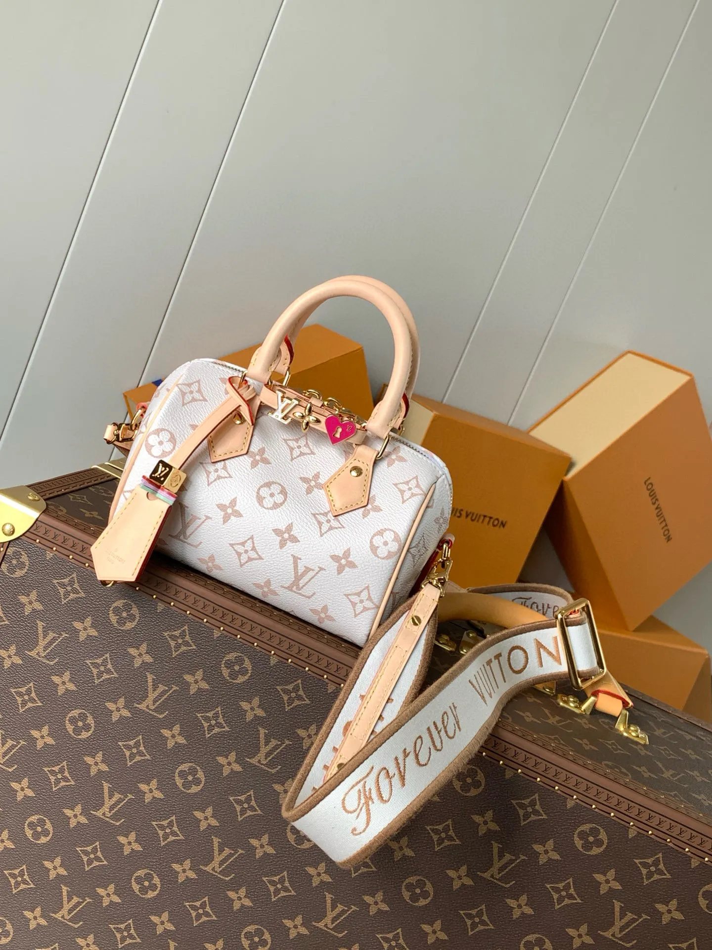 💰1060 top original order, transcoding chip 2024 Chinese Valentine's Day limited speedy18, to meet daily needs, it is equipped with exquisite and compact accessories that can be worn in a variety of ways, plus a detachable chain strap to achieve a comfortable shoulder-carrying experience. M24606 black flower M46970 old flower M24605 green leather, M24598 purple leather M24474 white flower, M24605 blue leather Size: 18.0x12.5x11.0 (length x height x width)