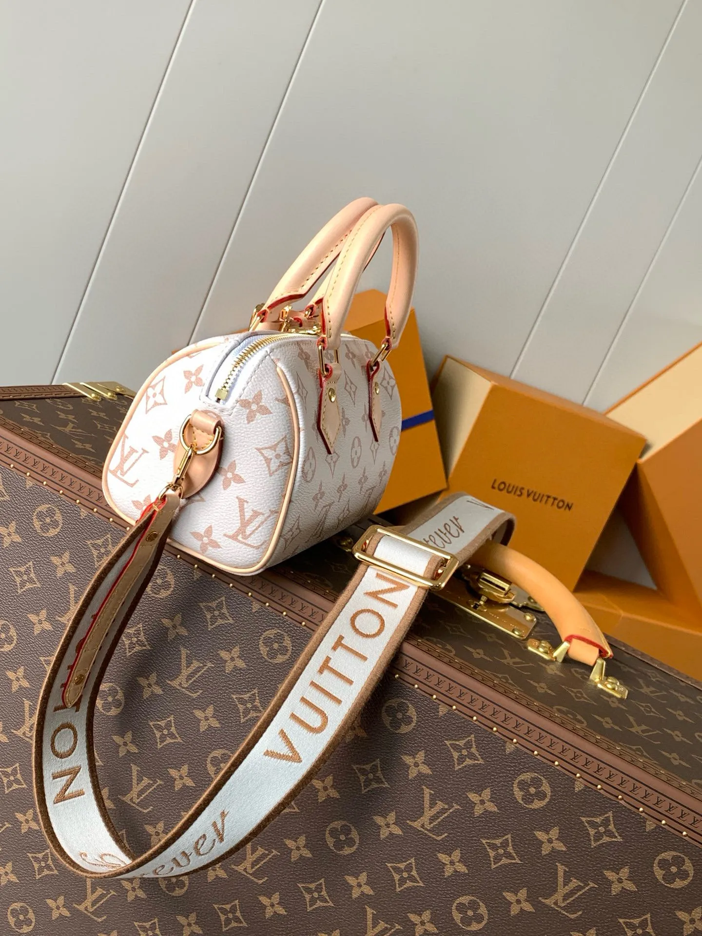 💰1060 top original order, transcoding chip 2024 Chinese Valentine's Day limited speedy18, to meet daily needs, it is equipped with exquisite and compact accessories that can be worn in a variety of ways, plus a detachable chain strap to achieve a comfortable shoulder-carrying experience. M24606 black flower M46970 old flower M24605 green leather, M24598 purple leather M24474 white flower, M24605 blue leather Size: 18.0x12.5x11.0 (length x height x width)