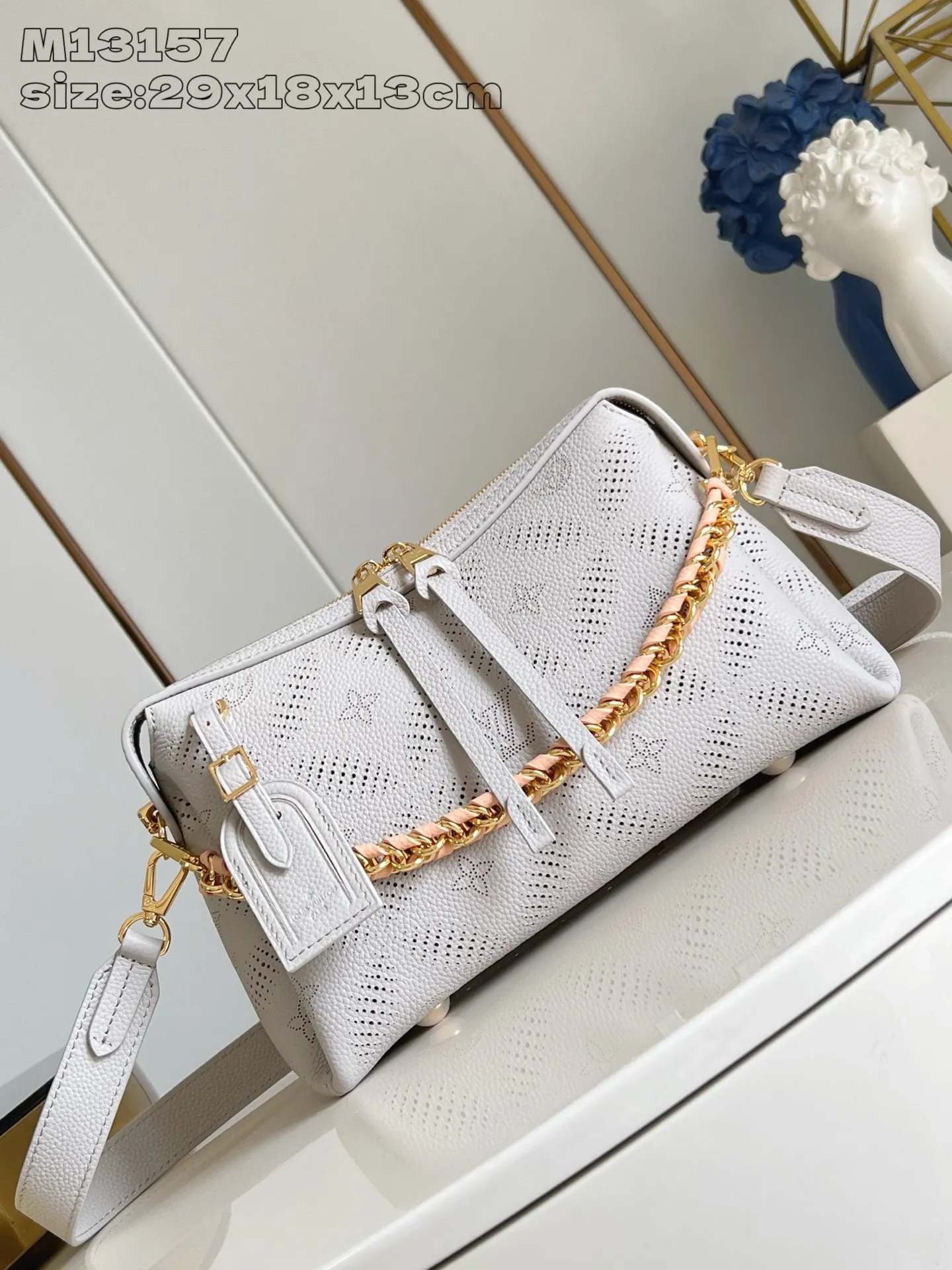 💰1100 (top-grain leather) Top-quality original item [Exclusive real shot M13157 gray] This Hand It All small handbag uses cow leather to interpret the brand's Bloom elements, integrates floral imagery into the perforated Monogram pattern, and upgrades the classic style with contrasting color brands. The inner patch pocket is convenient for storing mobile phones, and the woven chain allows for flexible switching between cross-body or shoulder wear. 18 x 13 x 29 cm (height x width x length)