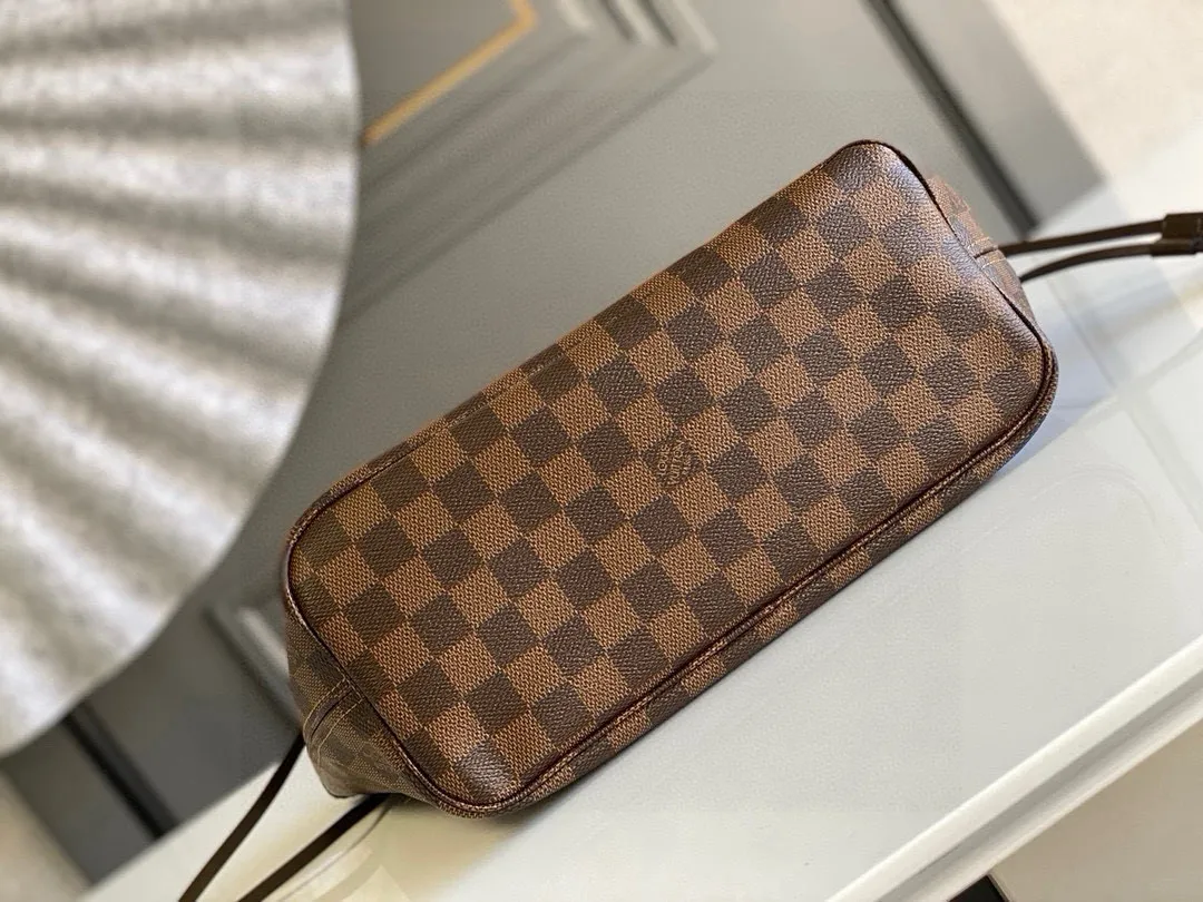 💰780 (small steel nails) top original order N41359 NEVERFULL small handbag Neverfull small handbag has a crisp shape and classic design. It is an elegant urban handbag. Its spacious interior also makes this classic bag an ideal choice for travel. The Neverfull small tote in Damier Ebène canvas has a soft yet sturdy feel that preserves its exterior lines no matter what's inside. Detailed Features 29 x 21 x 12 cm (Length x Height x Width) Bag interior redesigned with vintage details inspired by the Louis Vuitton archives - Fabric-lined interior pocket Removable zippered clutch with matching interior Natural cowhide leather trim Shiny gold-tone brass hardware Handles: Double handle