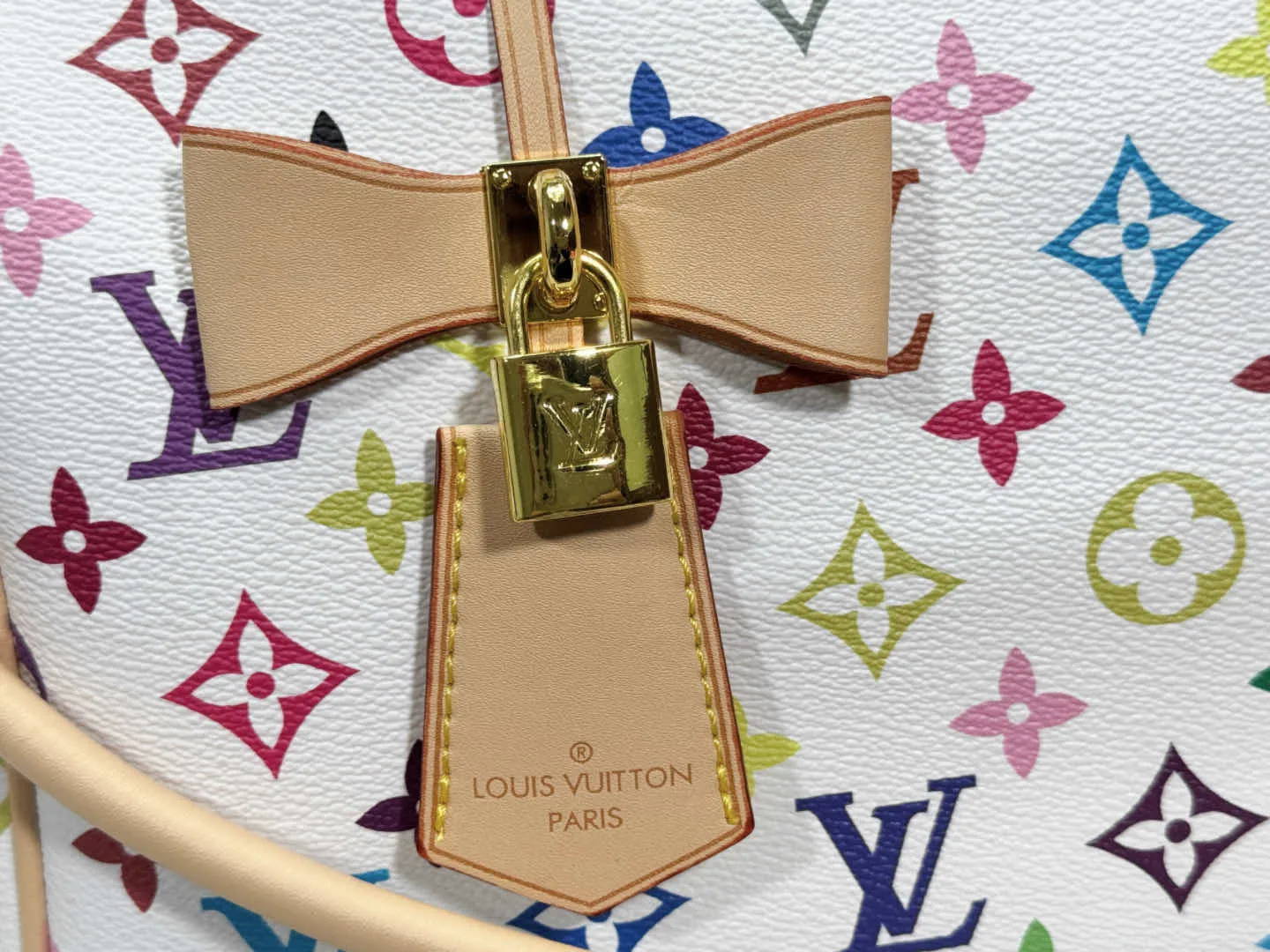 P300 Upgraded original version M13805 M13257 M40391 LV Murakami Takashi co-branded NANOSPEEDY handbag This Nano Speedy handbag combines Monogram canvas and cow leather trim printing, with 33 colorful interpretations of white, black and white. It has been launched in twelve sections and is very popular around the world and is loved by celebrities. 30.0 x 21.0 x 17.0 cm