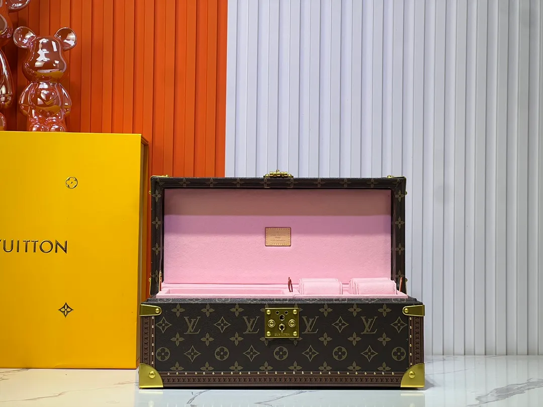 Batch 1220💰Guangzhou top original M20209 treasure box [exclusive photo, upgraded original] can hold watches and can hold jewelry. This treasure box is made of classic Monogram canvas. It is equipped with a removable tray to hide valuables.  -38.0*18.0cm✅ -Two storage layers✅ ​​-Partitioned in the middle. Can store valuables✅ -Push open the automatic pop-up lock✅ -Lined with velvet✅ -Silver metal/hardware✅ -Extreme workmanship, every detail is just right✅ -Purely handmade, every small nail is clearly in place,✅ LOUIS VUITTON hard box is like a treasure box that travels through history. Its sturdiness is a symbol of Louis Vuitton's traditional exquisite craftsmanship✅