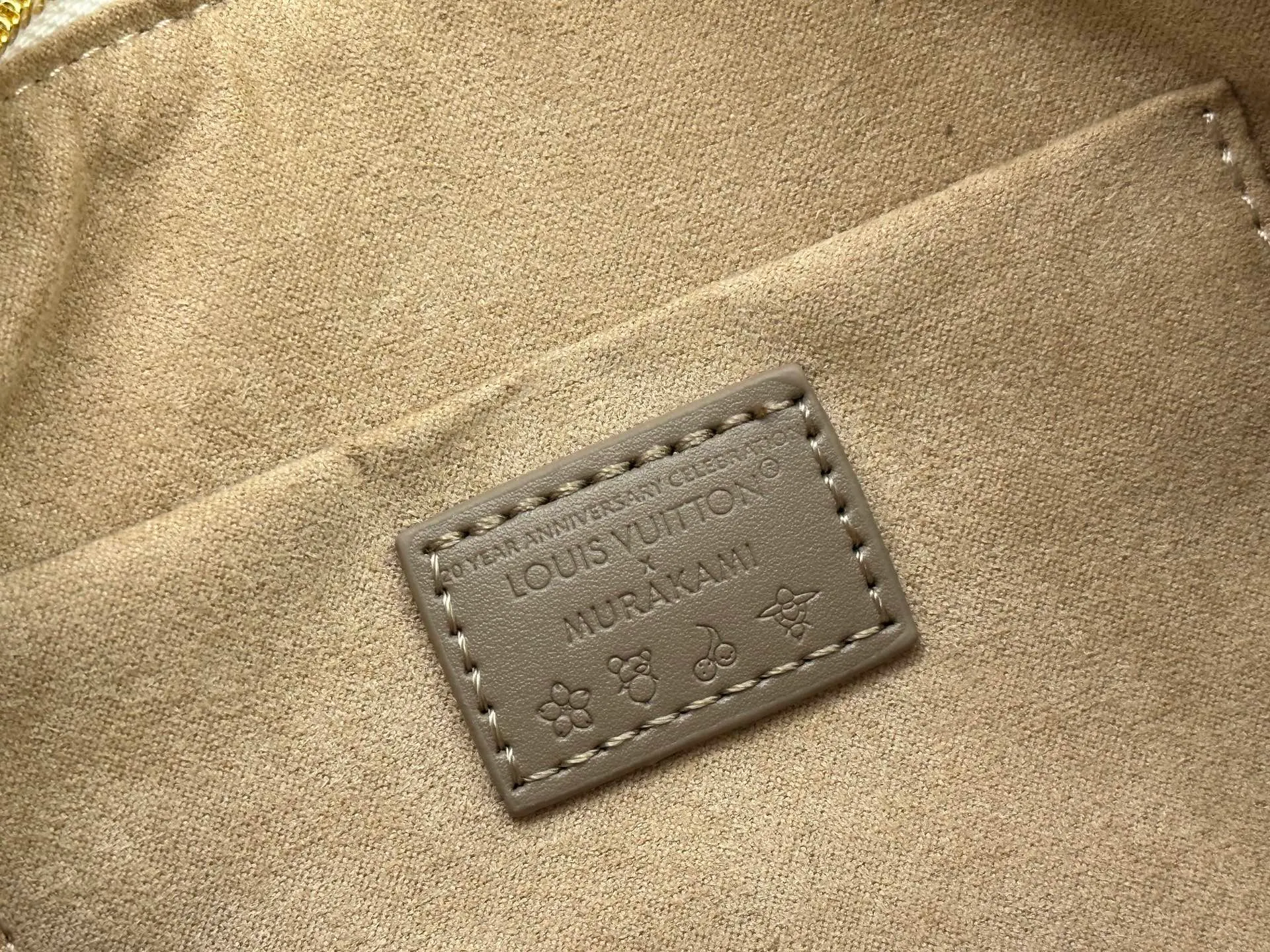 P260 upgraded original M58953 M46234 M46222 Speedy Bandoulière 20 handbag is made of soft coated canvas, and the full-length Monogram pattern is traced in colorful rainbow tones, highlighting the smart style of the Louis Vuitton x Murakami reissue series. The Toron handle and detachable shoulder strap are constructed of cow leather, the metal corners recall classic luggage elements, and the bow-shaped key bag and padlock add brand touches. Dimensions: 20.5 x 13.5 x 12.0 cm (length x height x width)