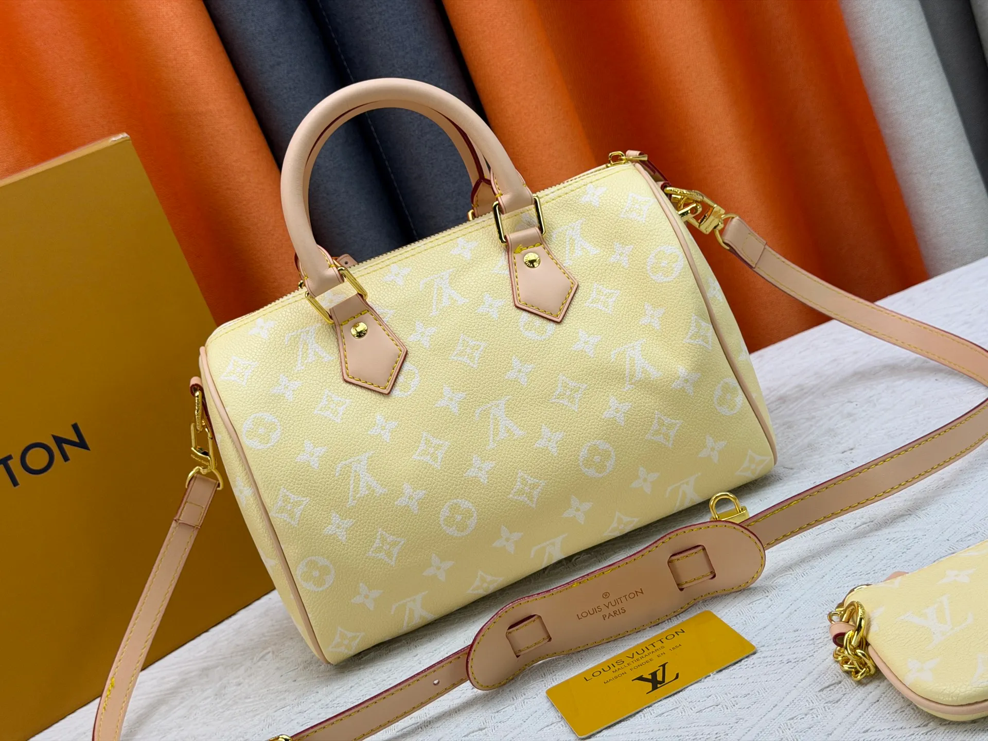 P270 Upgraded original version (with pebbled leather) M13902 M24423 M24424 M24425 M24426 M24443 M11561 M11562 M13912 Speedy Bandoulière 25 handbag is made of cow leather, showing a unique sun-kissed gradient effect. A perfect everyday choice, the Speedy comes with a removable leather storage bag lined with luxurious sheepskin leather. The double handle design combined with the adjustable and detachable shoulder strap provides a variety of carrying methods to easily cope with different occasions. Dimensions: 25.0 x 15.0 x 15.0 cm (length x height x width)