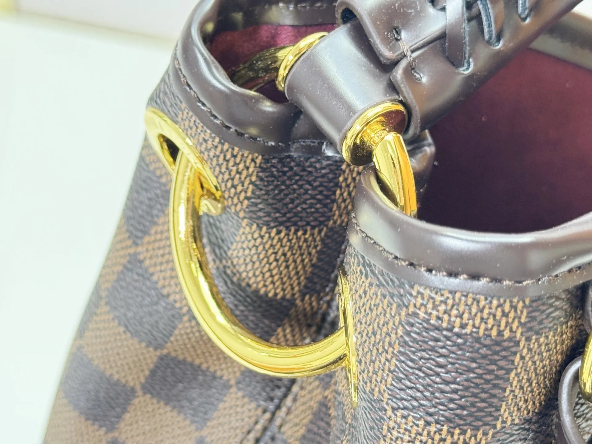 P280 upgrades the original M25877 Again handbag, a new interpretation of the iconic Artsy design first launched in 2010, now more flexible, more iconic and more refined. Rooted in LV’s DNA, this bag pays homage to Louis Vuitton’s craftsmanship with its classic Monogram canvas base, hand-woven handles and customizable name tag. It's spacious enough to hold a laptop and opens to reveal multiple pockets. Gold hooks can be used to hang playful accessories! ! Size:50x30x15.5CM