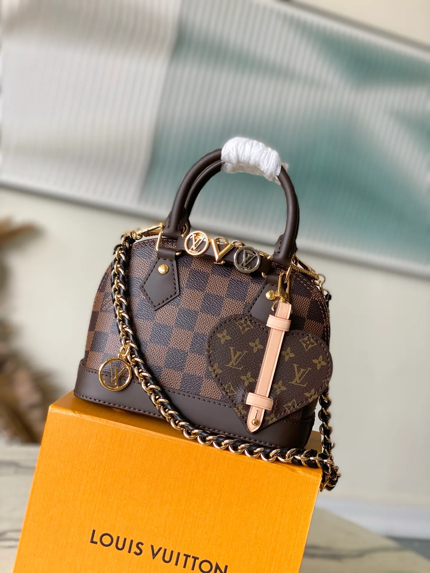 💰1060 Top Original M14339 White Flower LV&I Collection launches this customizable kit, featuring the iconic Alma in an exclusive mini size. Designed to create a personalized handbag that is unique to the wearer, there are seven styles to choose from, available in a range of colors and finishes. Next, choose a strap or chain before choosing add-ons like a mirrored name tag or a functional hair clip. Finally, three sliding charms are included, ranging from the iconic padlock to the colorful Vivienne mascot. Dimensions: 15x19.5x10 cm (LxHxW)