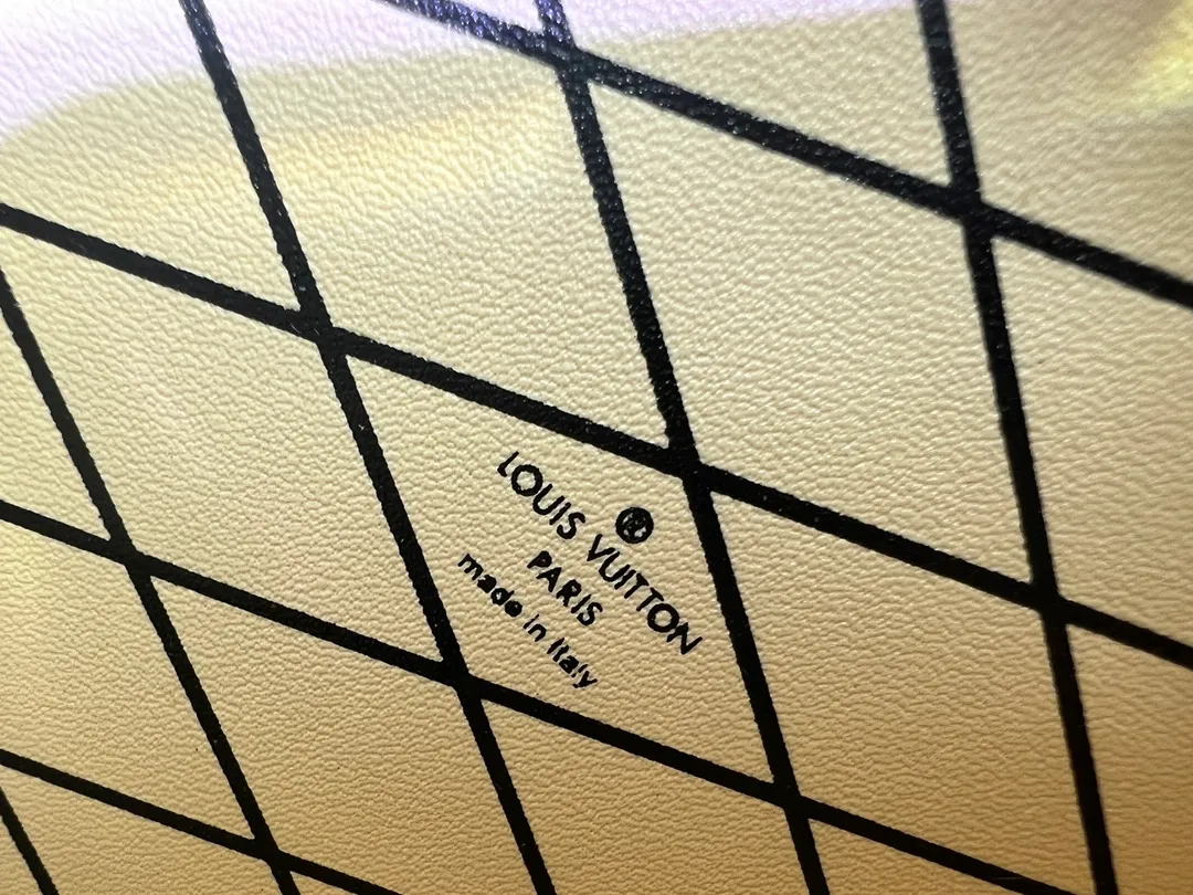 Batch 260💰Upgraded original M86286. This Petite Malle handbag from the 2019 early spring series was jointly created by women's artistic director Nicolas Ghesquière and Grace Coddington. The Catogram decorative design is particularly charming. Made of classic Monogram canvas fabric, equipped with detachable shoulder straps and classic S-shaped buckles, it is elegant and practical.      20.0 x 12.5 x 5.0 cm (length x height x width)