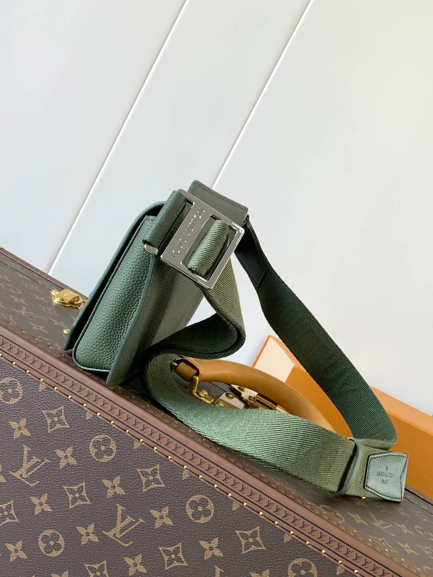 💰940 (first-grain leather) top original order M57081 black M21364 blue M21364 gray green M21364 military green top original order transcoding chip exclusive original order The new LV Aerogram shoulder bag is made of fine grained cow leather to create a minimalist design, allowing fashionistas to free their hands, with a metal LV logo and a shoulder strap derived from the brand's traditional hard case. An obtuse flap and magnetic closure open the generous main compartment, and a zippered pocket adds an extra layer of protection. 30.0 x 16.0 x 3.0 cm (Length x Height x Width) • LV Aerogram cow leather • Cow leather trim • Textile lining • Metal hardware • Metal lettering logo • Flap front pocket with magnetic closure • Zip outer compartment • Shoulder strap: non-detachable, adjustable • Half-length strap: 36.0 cm • Half-length strap adjustable to: 53.0 cm