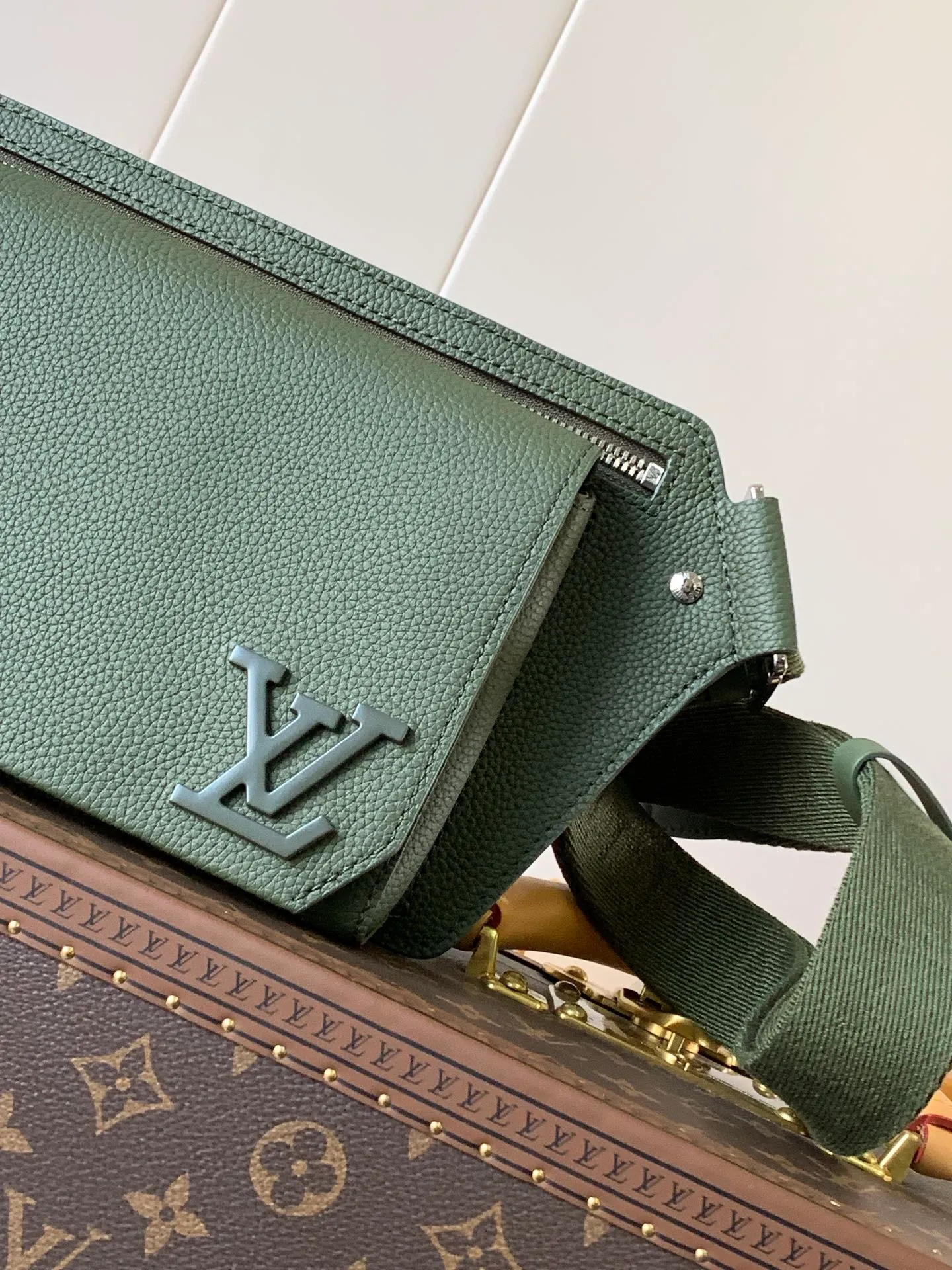 💰940 (first-grain leather) top original order M57081 black M21364 blue M21364 gray green M21364 military green top original order transcoding chip exclusive original order The new LV Aerogram shoulder bag is made of fine grained cow leather to create a minimalist design, allowing fashionistas to free their hands, with a metal LV logo and a shoulder strap derived from the brand's traditional hard case. An obtuse flap and magnetic closure open the generous main compartment, and a zippered pocket adds an extra layer of protection. 30.0 x 16.0 x 3.0 cm (Length x Height x Width) • LV Aerogram cow leather • Cow leather trim • Textile lining • Metal hardware • Metal lettering logo • Flap front pocket with magnetic closure • Zip outer compartment • Shoulder strap: non-detachable, adjustable • Half-length strap: 36.0 cm • Half-length strap adjustable to: 53.0 cm