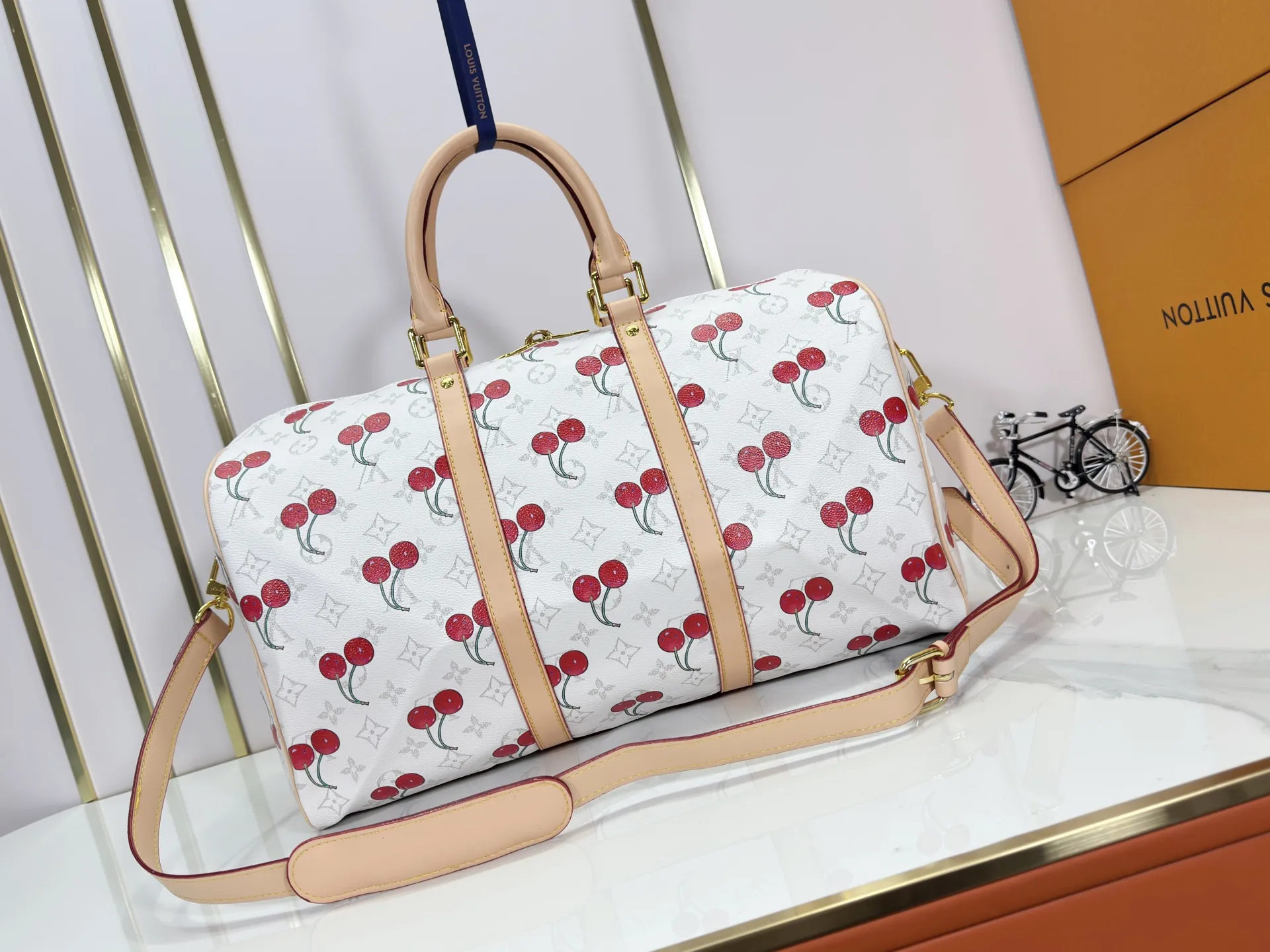 P340 Upgraded original [Keepall Bandoulière 45] M13764 white cherry travel bag has a new look from the Louis Vuitton x Takashi Murakami series. Classic Monogram canvas features a patchwork pattern of sweet cherries and a bold lining that reflects the playful aesthetic of renowned Japanese artist Takashi Murakami. Side straps, top handles and adjustable shoulder straps reveal the natural color of the leather, while dazzling hardware completes the look. Dimensions: 27 x 20 x 45 cm