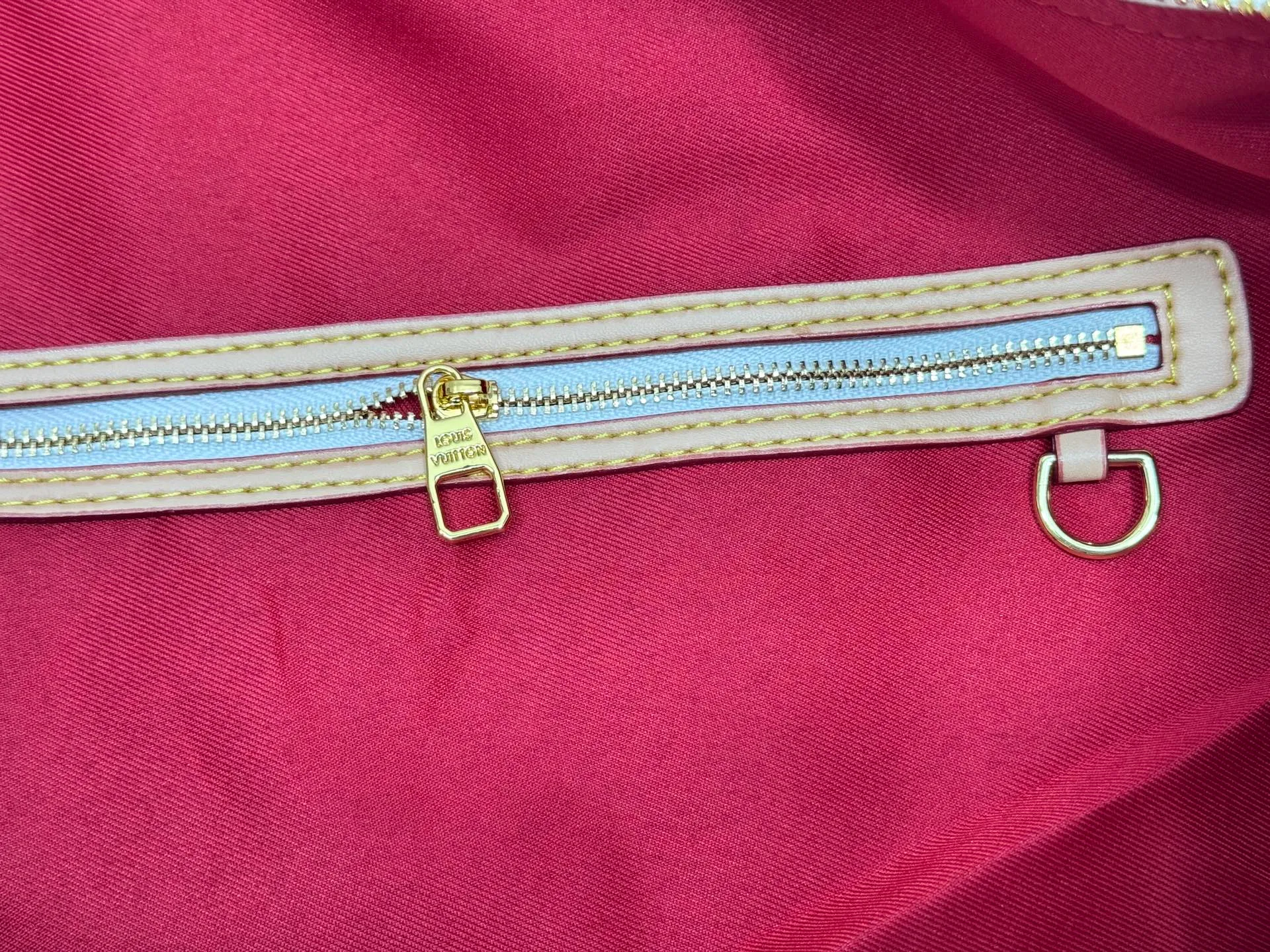 P340 Upgraded original [Keepall Bandoulière 45] M13764 white cherry travel bag has a new look from the Louis Vuitton x Takashi Murakami series. Classic Monogram canvas features a patchwork pattern of sweet cherries and a bold lining that reflects the playful aesthetic of renowned Japanese artist Takashi Murakami. Side straps, top handles and adjustable shoulder straps reveal the natural color of the leather, while dazzling hardware completes the look. Dimensions: 27 x 20 x 45 cm