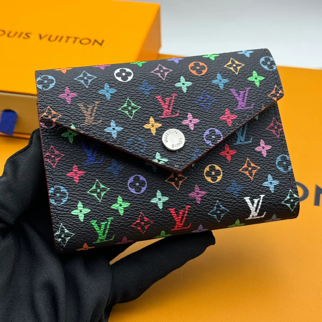 💰110 💎Top quality 🇫🇷This replica Victorine wallet from the Louis Vuitton x Murakami series is small and exquisite. The colorful Monogram pattern reinterprets Louis Vuitton's classic logo with the famous rainbow tones of Japanese artist Takashi Murakami. The wallet is made of coated canvas with fine cowhide lining and silver-tone hardware. It has a zippered coin compartment and multiple interior compartments for banknotes and business cards. Model: M14163 Dimensions: 12 x 9.5 x 2.5 cm (length x height x width)