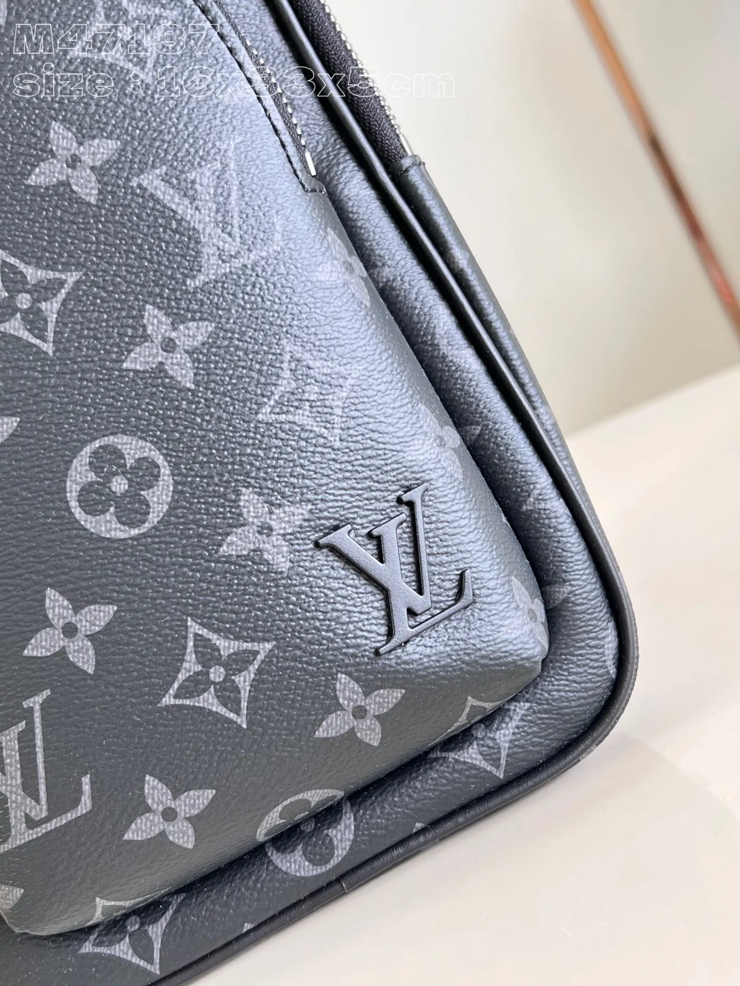💰860 Top original item [Exclusive real shot M47137 black flower/matching version] This Avenue small shoulder bag is made of Monogram Eclipse coated canvas, and explores the trend of cross-body travel with its exquisite configuration. An interior pocket in the main compartment ensures secure storage, while an exterior zippered pocket provides easy access to frequently used items. There is a triangular zipper pocket where the shoulder strap connects to the handbag. 16 x 33 x 5.7 cm (Length x Height x Width) M