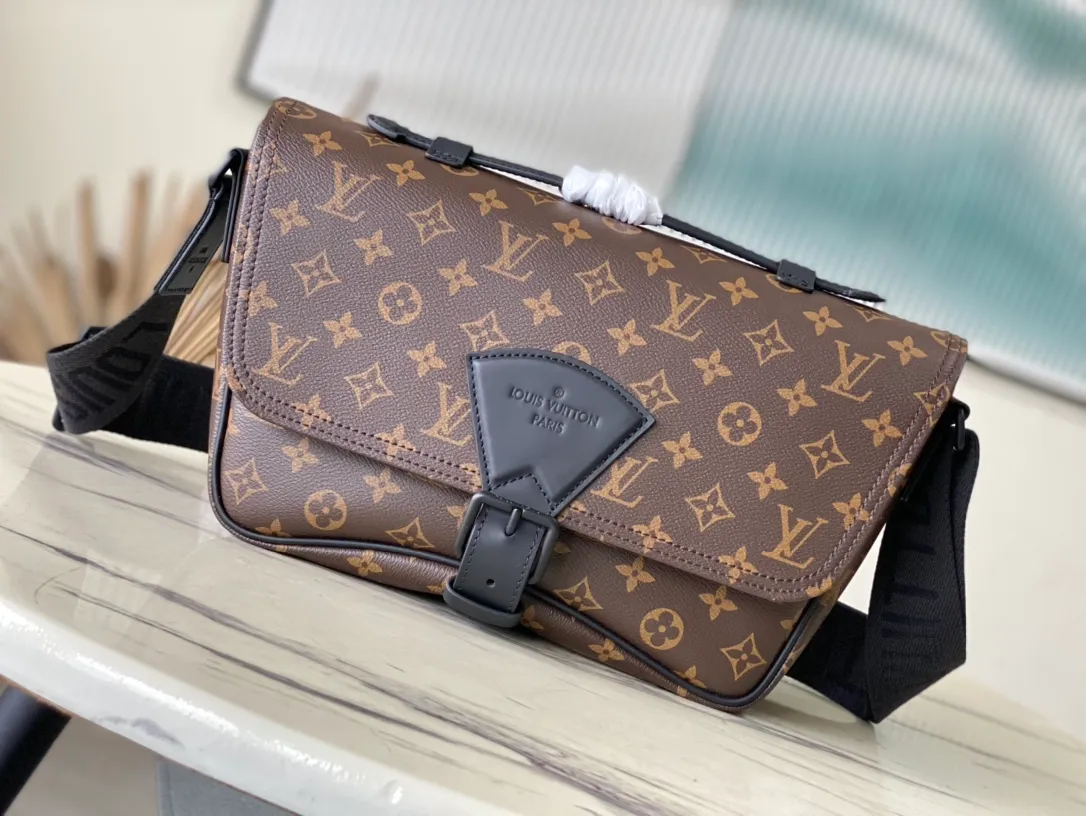 💰1000 Top Original M46685 Presbyopia Montsouris messenger bag is made of Monogram Eclipse canvas, with a modern configuration and ample space. Pockets and compartments provide easy access to everything you need on the go, and the fabric shoulder straps and archive buckle add to the brand's style. Dimensions: 34 x 19 x 11 cm