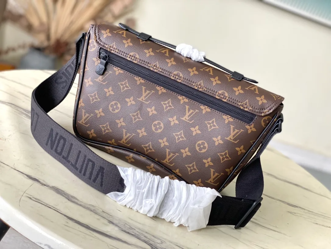 💰1000 Top Original M46685 Presbyopia Montsouris messenger bag is made of Monogram Eclipse canvas, with a modern configuration and ample space. Pockets and compartments provide easy access to everything you need on the go, and the fabric shoulder straps and archive buckle add to the brand's style. Dimensions: 34 x 19 x 11 cm
