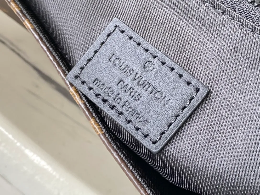 💰1000 Top Original M46685 Presbyopia Montsouris messenger bag is made of Monogram Eclipse canvas, with a modern configuration and ample space. Pockets and compartments provide easy access to everything you need on the go, and the fabric shoulder straps and archive buckle add to the brand's style. Dimensions: 34 x 19 x 11 cm
