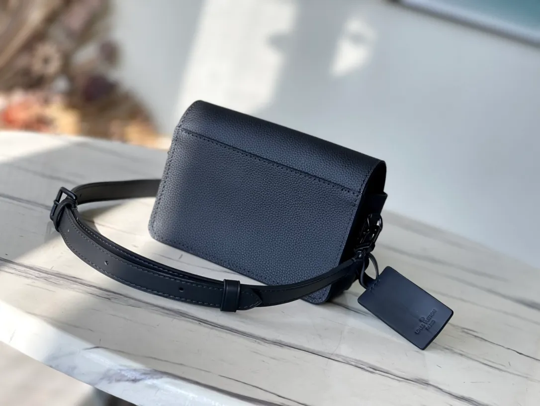 💰880 (first-grain leather) top original order M82085 black all-leather men's messenger bag series FASTLINE mini handbag The Fastline mini handbag combines grained cow leather and metal parts, with the bias-cut details of the flap and the LV letters on the front corner to highlight the iconic design of the Aerogram series. The detachable shoulder strap allows for multiple carrying options. Detailed features 17.3 x 12 x 7 cm.