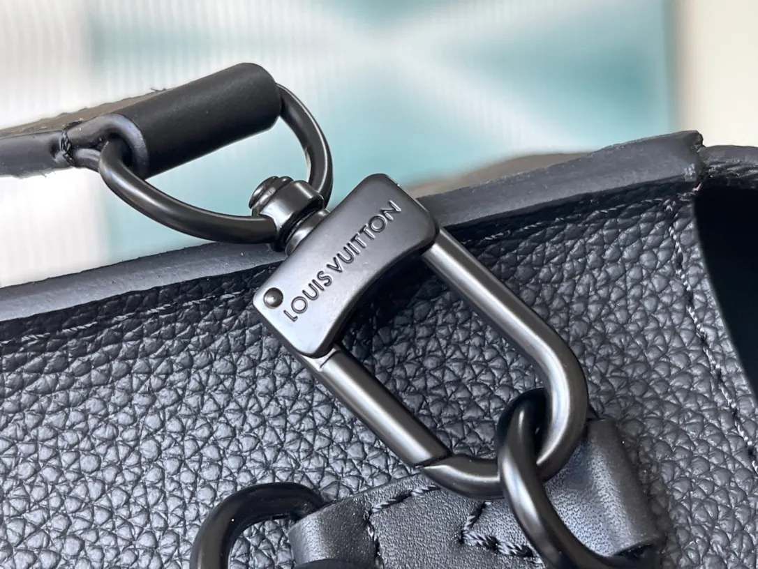 💰880 (first-grain leather) top original order M82085 black all-leather men's messenger bag series FASTLINE mini handbag The Fastline mini handbag combines grained cow leather and metal parts, with the bias-cut details of the flap and the LV letters on the front corner to highlight the iconic design of the Aerogram series. The detachable shoulder strap allows for multiple carrying options. Detailed features 17.3 x 12 x 7 cm.