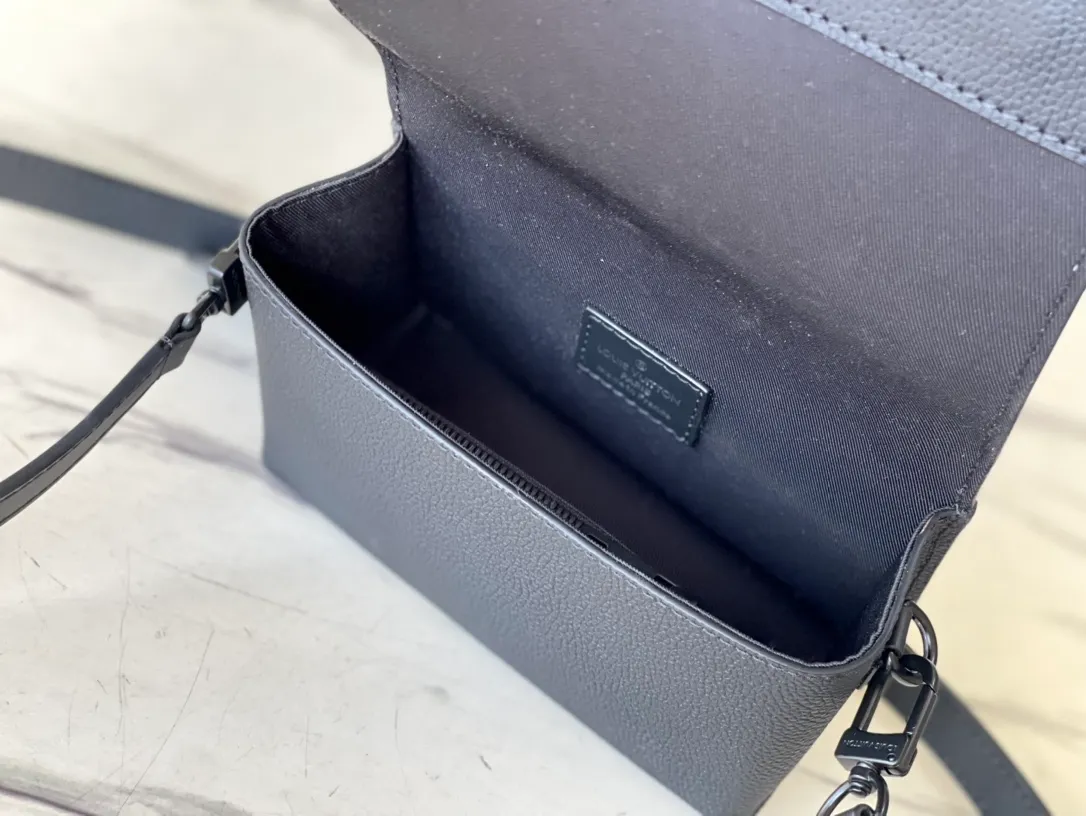 💰880 (first-grain leather) top original order M82085 black all-leather men's messenger bag series FASTLINE mini handbag The Fastline mini handbag combines grained cow leather and metal parts, with the bias-cut details of the flap and the LV letters on the front corner to highlight the iconic design of the Aerogram series. The detachable shoulder strap allows for multiple carrying options. Detailed features 17.3 x 12 x 7 cm.