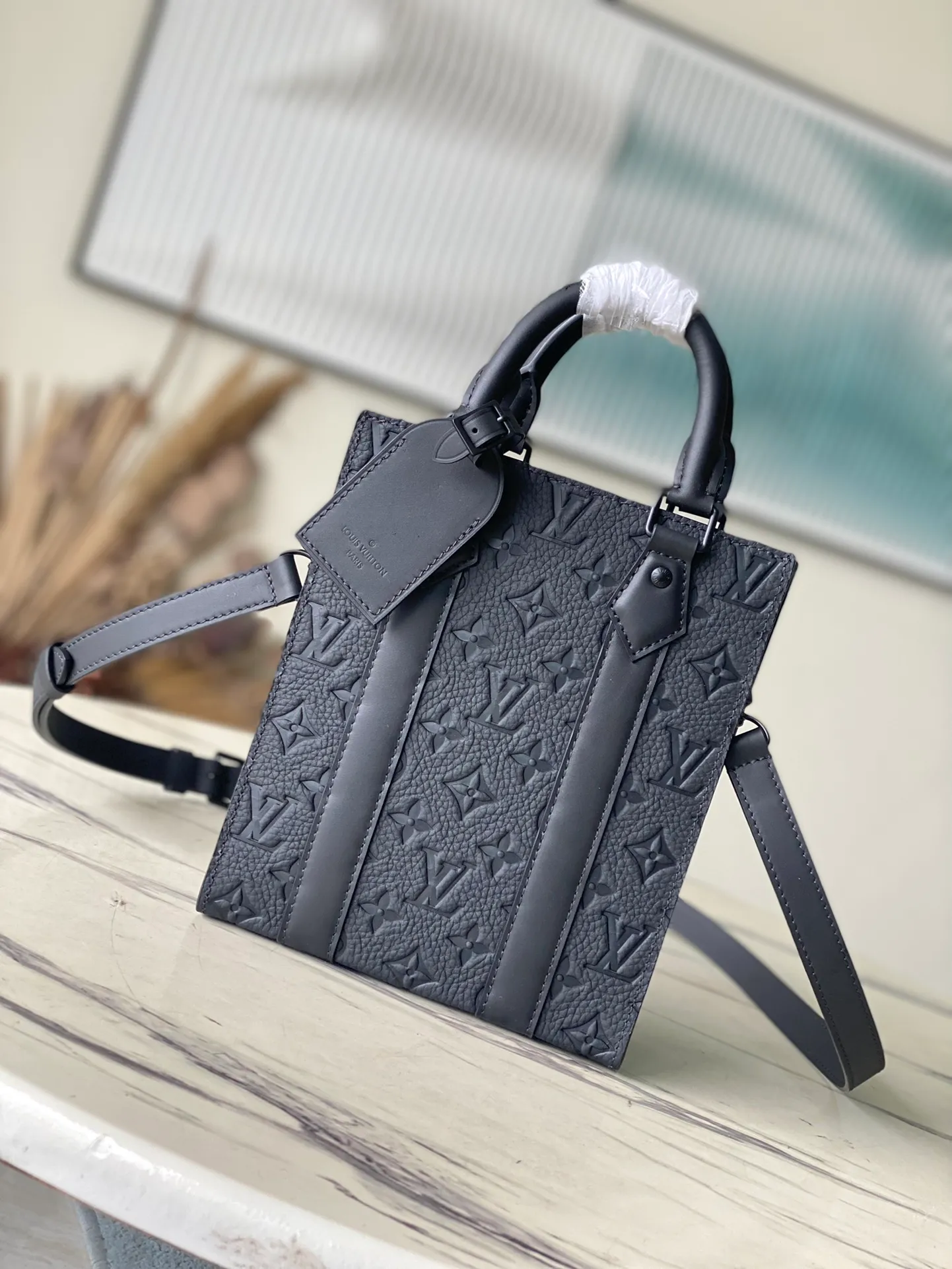 💰960 (first-grain leather) top original order M46453 black full leather mini men's bag series As a compact handbag in the Sac Plat series, the Monogram Eclipse coated canvas, cow leather trim, fabric lining, Sac Plat mini handbag this time combines Monogram Eclipse canvas, leather trim and metal parts, with a detachable nameplate and wide cow leather side straps. The on-the-go cross-body design has plenty of room for a smartphone, wallet and keys. Dimensions: 19 x 22 x 7 cm