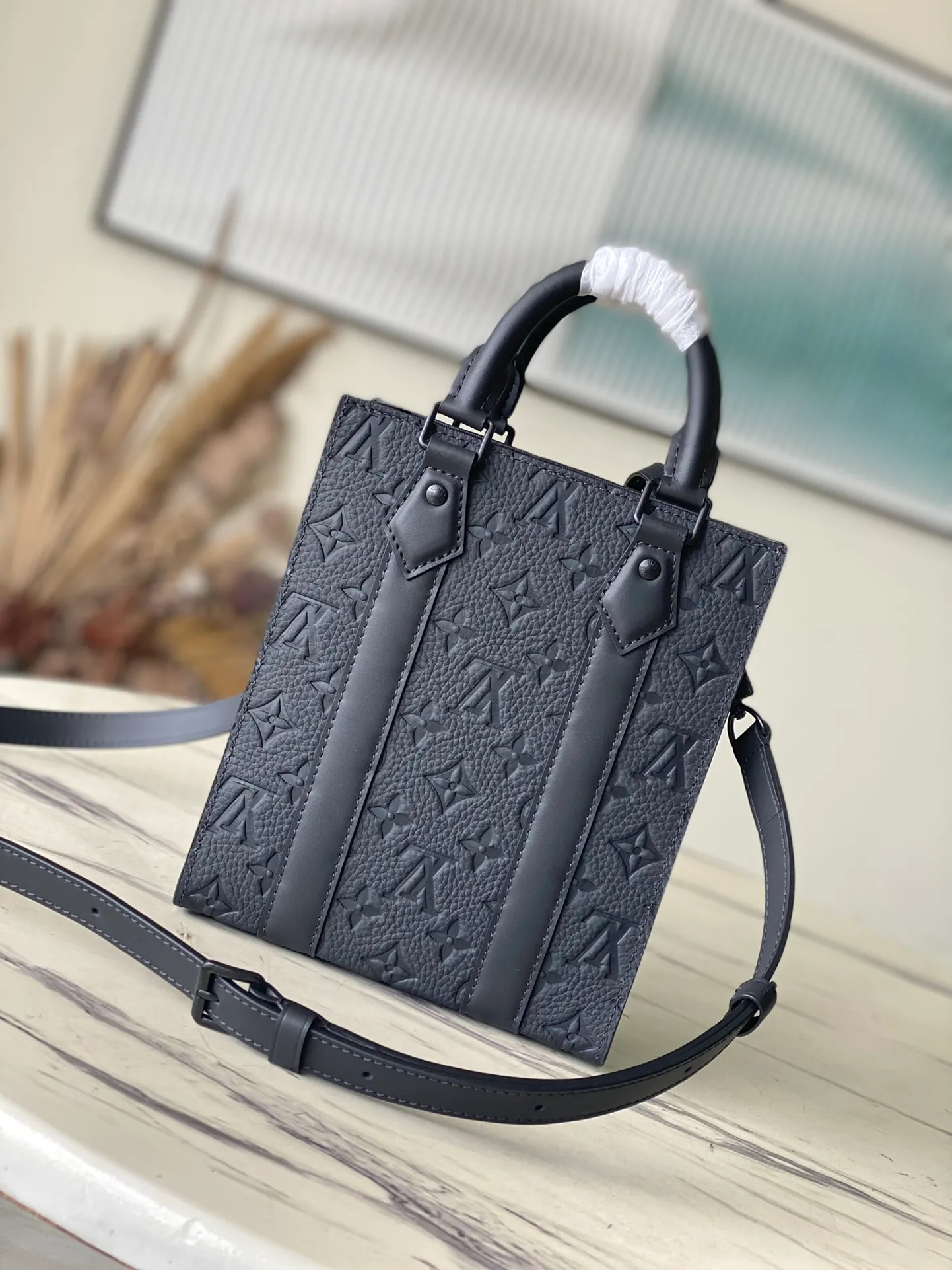 💰960 (first-grain leather) top original order M46453 black full leather mini men's bag series As a compact handbag in the Sac Plat series, the Monogram Eclipse coated canvas, cow leather trim, fabric lining, Sac Plat mini handbag this time combines Monogram Eclipse canvas, leather trim and metal parts, with a detachable nameplate and wide cow leather side straps. The on-the-go cross-body design has plenty of room for a smartphone, wallet and keys. Dimensions: 19 x 22 x 7 cm