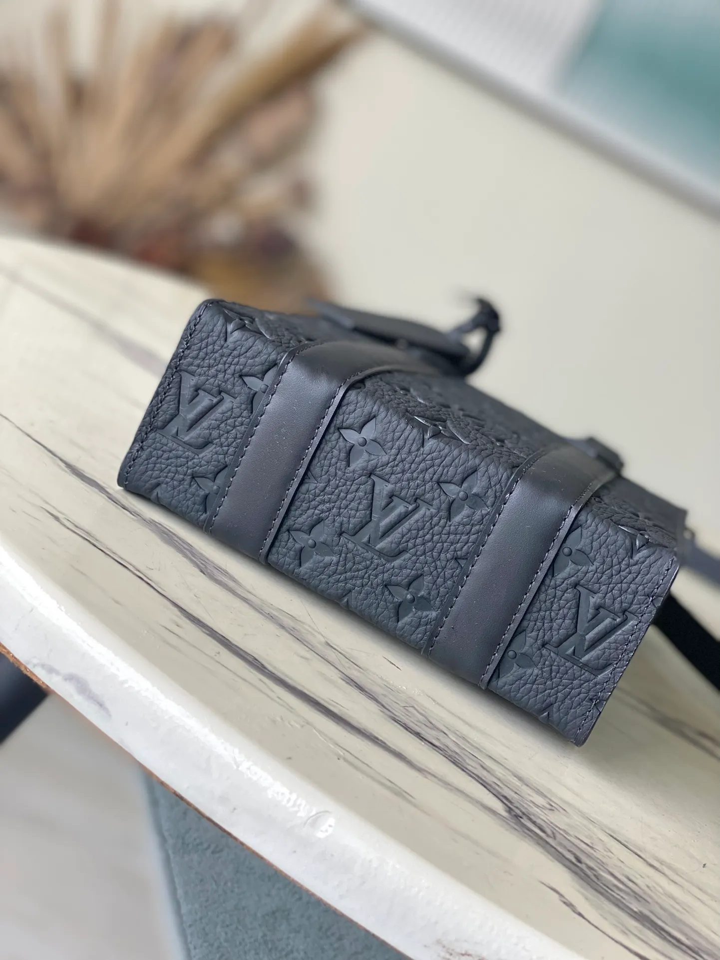 💰960 (first-grain leather) top original order M46453 black full leather mini men's bag series As a compact handbag in the Sac Plat series, the Monogram Eclipse coated canvas, cow leather trim, fabric lining, Sac Plat mini handbag this time combines Monogram Eclipse canvas, leather trim and metal parts, with a detachable nameplate and wide cow leather side straps. The on-the-go cross-body design has plenty of room for a smartphone, wallet and keys. Dimensions: 19 x 22 x 7 cm