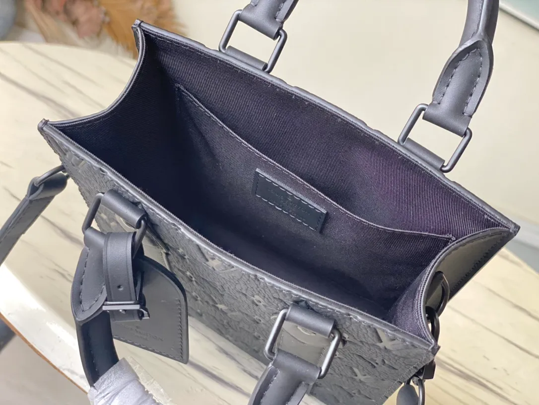 💰960 (first-grain leather) top original order M46453 black full leather mini men's bag series As a compact handbag in the Sac Plat series, the Monogram Eclipse coated canvas, cow leather trim, fabric lining, Sac Plat mini handbag this time combines Monogram Eclipse canvas, leather trim and metal parts, with a detachable nameplate and wide cow leather side straps. The on-the-go cross-body design has plenty of room for a smartphone, wallet and keys. Dimensions: 19 x 22 x 7 cm