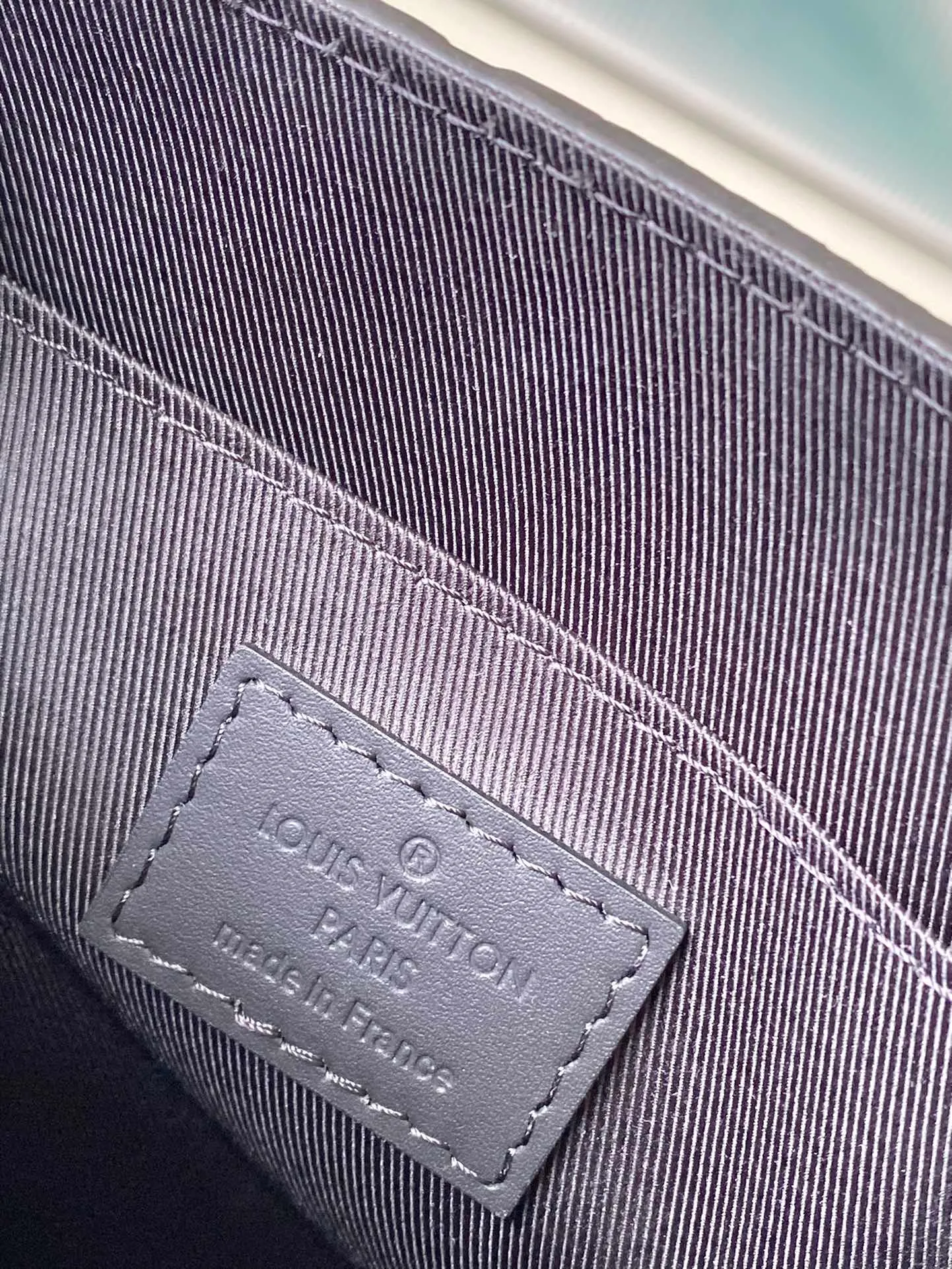 💰960 (first-grain leather) top original order M46453 black full leather mini men's bag series As a compact handbag in the Sac Plat series, the Monogram Eclipse coated canvas, cow leather trim, fabric lining, Sac Plat mini handbag this time combines Monogram Eclipse canvas, leather trim and metal parts, with a detachable nameplate and wide cow leather side straps. The on-the-go cross-body design has plenty of room for a smartphone, wallet and keys. Dimensions: 19 x 22 x 7 cm