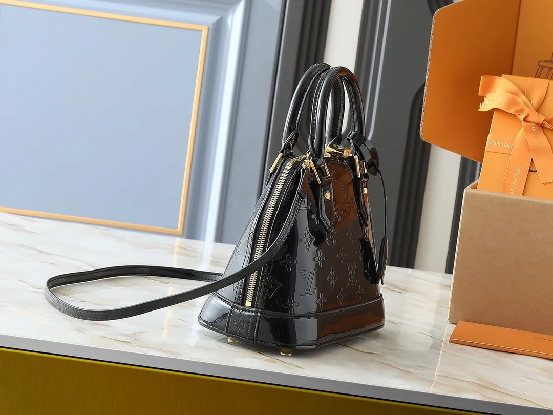 💰240💰Upgraded from the original model, the same patent leather series 53152.91606Alma BB 40302, 93595, handbags are derived from the classic Louis Vuitton bag designed in 1934. This compact bag easily holds keys, wallet, smartphone and lipstick. Detachable shoulder strap for cross-body wear. This modern version of the bag continues its classic silhouette, in Epi leather in bright and inspiring colours, dimensions: 25x19x11