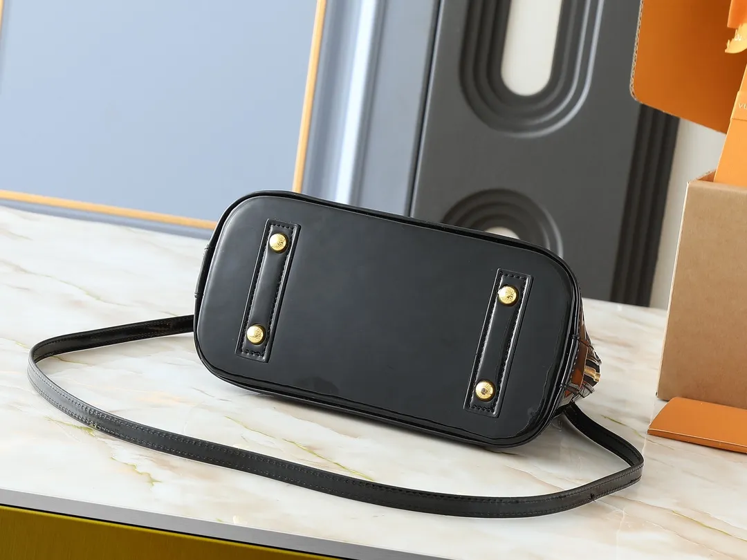 💰240💰Upgraded from the original model, the same patent leather series 53152.91606Alma BB 40302, 93595, handbags are derived from the classic Louis Vuitton bag designed in 1934. This compact bag easily holds keys, wallet, smartphone and lipstick. Detachable shoulder strap for cross-body wear. This modern version of the bag continues its classic silhouette, in Epi leather in bright and inspiring colours, dimensions: 25x19x11