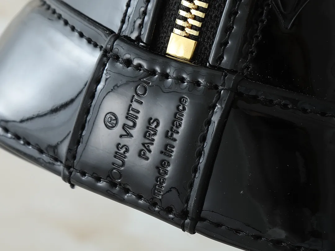 💰240💰Upgraded from the original model, the same patent leather series 53152.91606Alma BB 40302, 93595, handbags are derived from the classic Louis Vuitton bag designed in 1934. This compact bag easily holds keys, wallet, smartphone and lipstick. Detachable shoulder strap for cross-body wear. This modern version of the bag continues its classic silhouette, in Epi leather in bright and inspiring colours, dimensions: 25x19x11
