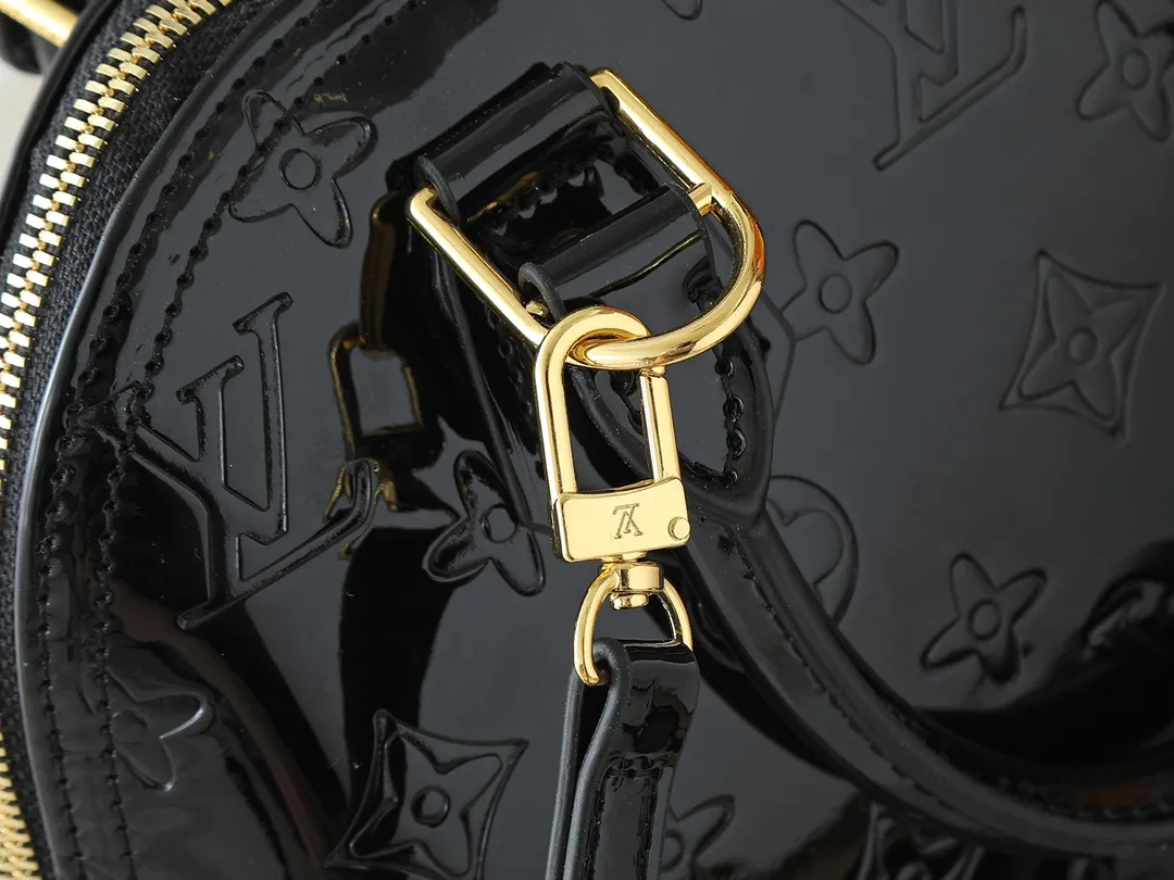 💰240💰Upgraded from the original model, the same patent leather series 53152.91606Alma BB 40302, 93595, handbags are derived from the classic Louis Vuitton bag designed in 1934. This compact bag easily holds keys, wallet, smartphone and lipstick. Detachable shoulder strap for cross-body wear. This modern version of the bag continues its classic silhouette, in Epi leather in bright and inspiring colours, dimensions: 25x19x11