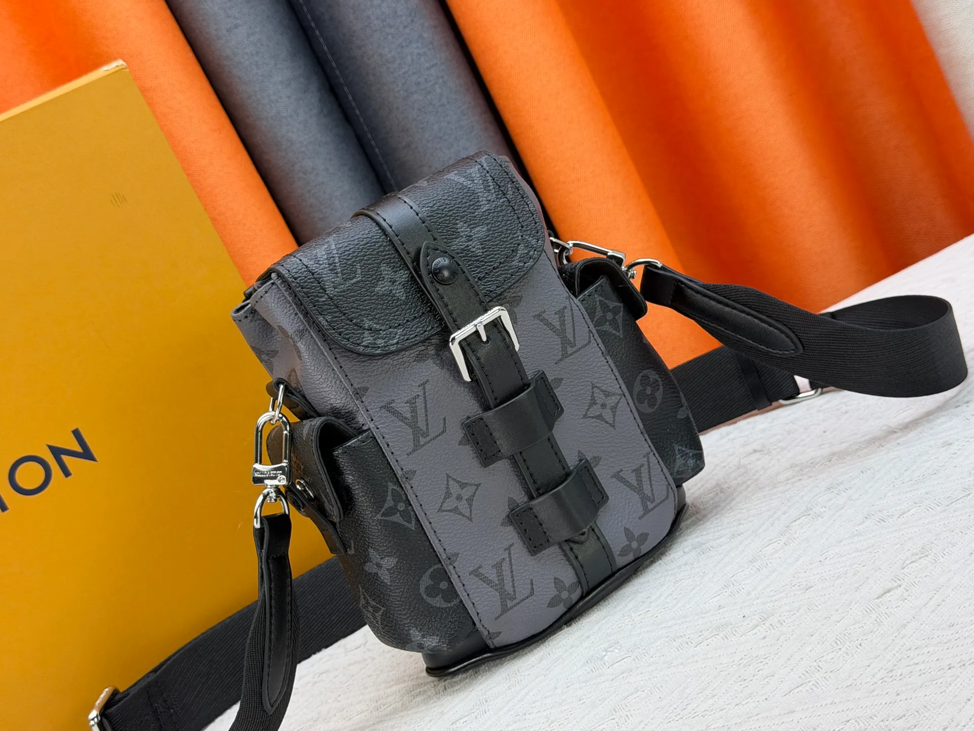 P220 Upgraded original version M82769 This Nano Christopher handbag cleverly condenses the essence of Louis Vuitton's classic Christopher backpack. The black floral black leather hijab backpack and shoulder bag oo[handshake][handshake] exquisitely reproduces the side pockets, spring buckle opening and closing and buckle details. The detachable shoulder strap and D-ring add cross-body wear or can be worn as a shoulder bag. Dimensions: 14 x 19 x 6 cm (length x height x width)