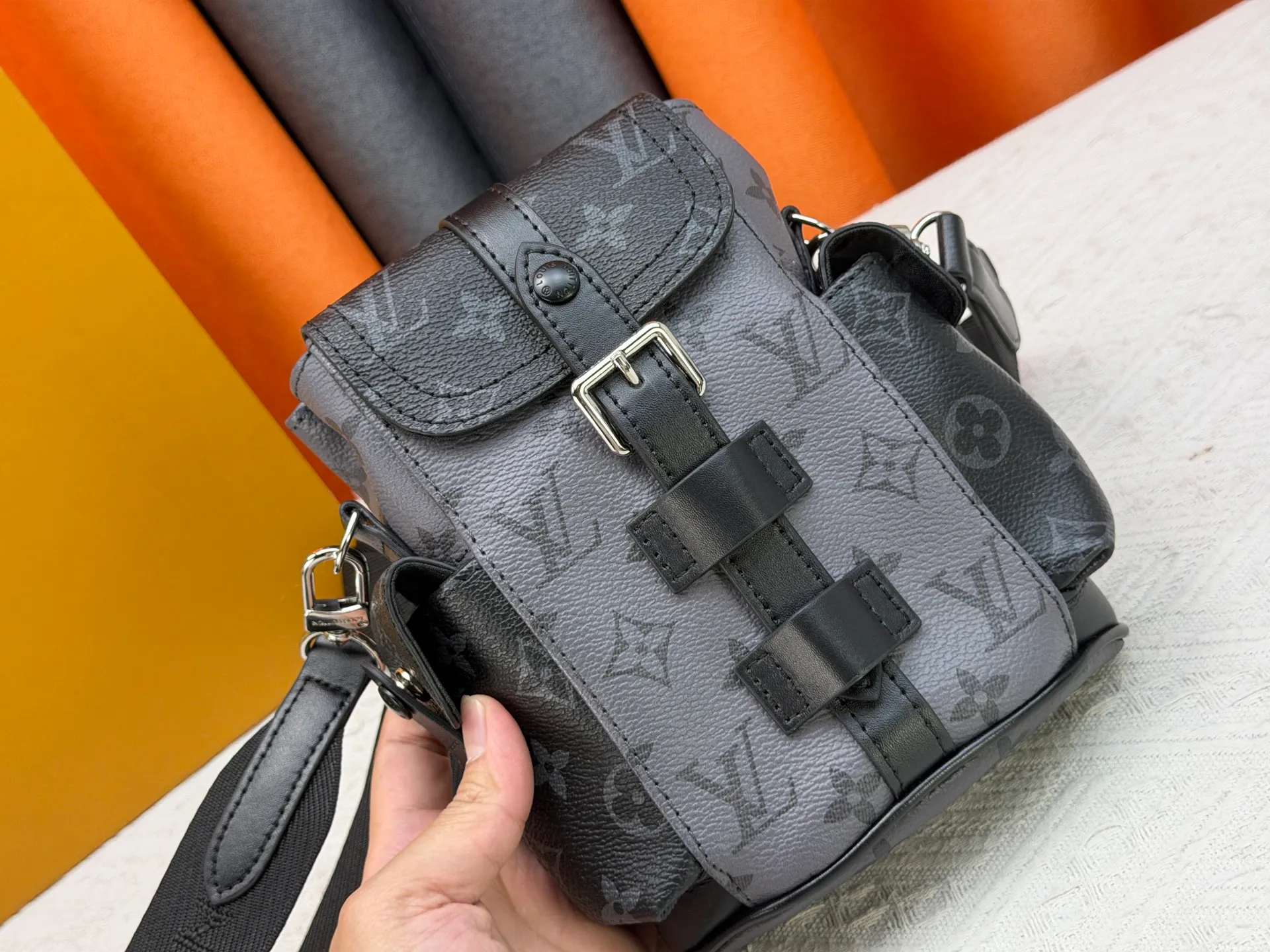 P220 Upgraded original version M82769 This Nano Christopher handbag cleverly condenses the essence of Louis Vuitton's classic Christopher backpack. The black floral black leather hijab backpack and shoulder bag oo[handshake][handshake] exquisitely reproduces the side pockets, spring buckle opening and closing and buckle details. The detachable shoulder strap and D-ring add cross-body wear or can be worn as a shoulder bag. Dimensions: 14 x 19 x 6 cm (length x height x width)