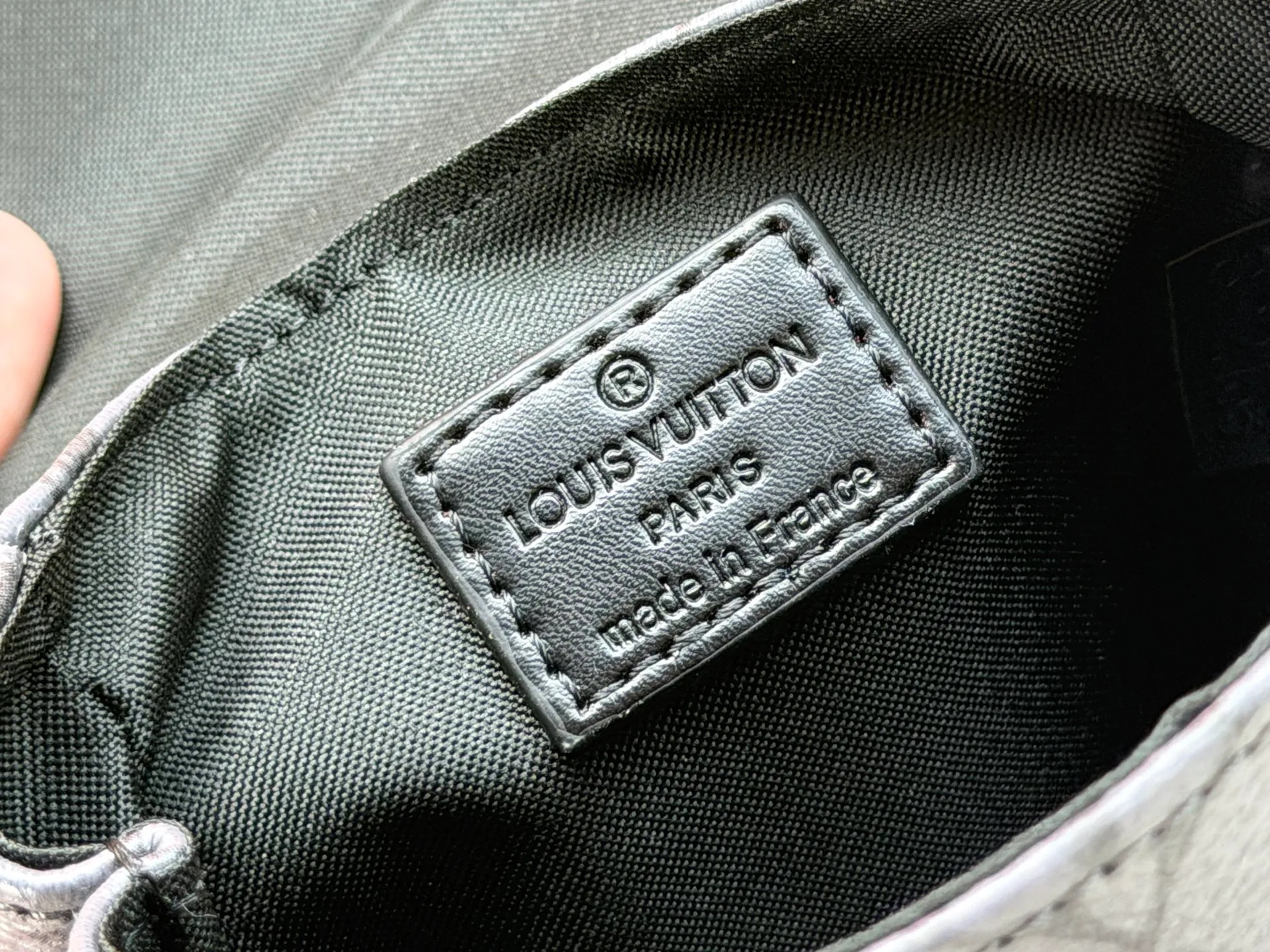 P220 Upgraded original version M82769 This Nano Christopher handbag cleverly condenses the essence of Louis Vuitton's classic Christopher backpack. The black floral black leather hijab backpack and shoulder bag oo[handshake][handshake] exquisitely reproduces the side pockets, spring buckle opening and closing and buckle details. The detachable shoulder strap and D-ring add cross-body wear or can be worn as a shoulder bag. Dimensions: 14 x 19 x 6 cm (length x height x width)