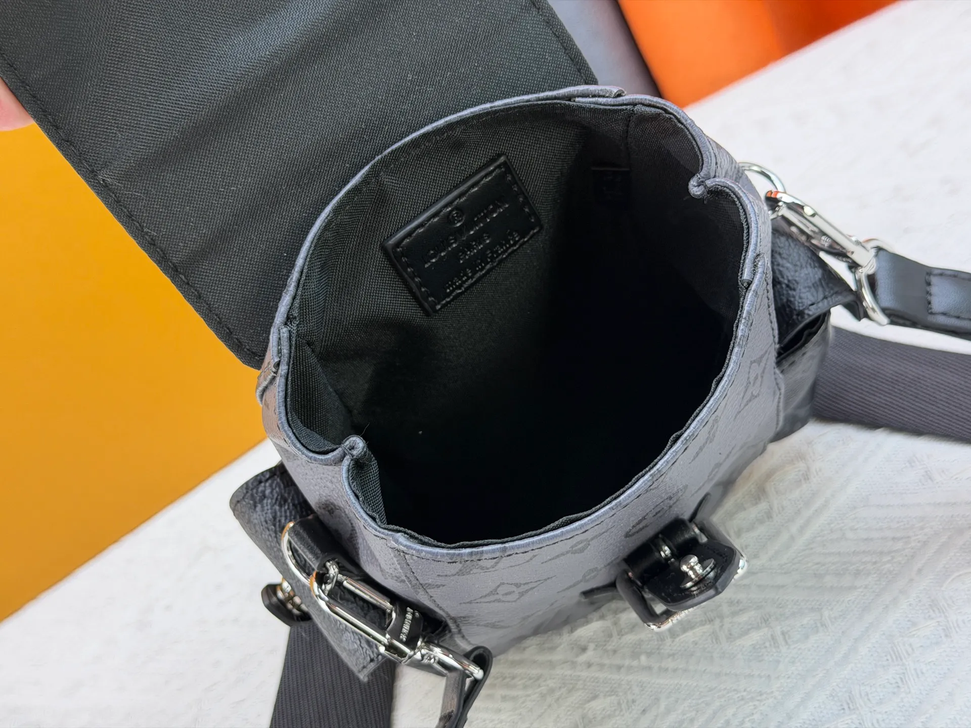P220 Upgraded original version M82769 This Nano Christopher handbag cleverly condenses the essence of Louis Vuitton's classic Christopher backpack. The black floral black leather hijab backpack and shoulder bag oo[handshake][handshake] exquisitely reproduces the side pockets, spring buckle opening and closing and buckle details. The detachable shoulder strap and D-ring add cross-body wear or can be worn as a shoulder bag. Dimensions: 14 x 19 x 6 cm (length x height x width)