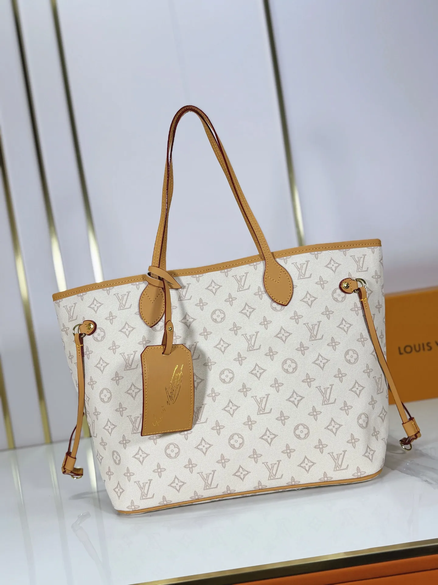 P240 upgraded original M45685 M40995 M27521💋💋Louis Vuitton's new Neverfull is a new interpretation of the classic handbag, exploring the exquisite details inside the bag. Redesigned interior pockets feature fresh fabric linings and vintage details inspired by the Louis Vuitton archives, most notably the detachable zippered clutch, which can be used on its own as a sophisticated clutch or as an additional pocket. Bright lining tones add a more lively feel to Monogram's classic canvas. Size: 32*29*17 cm