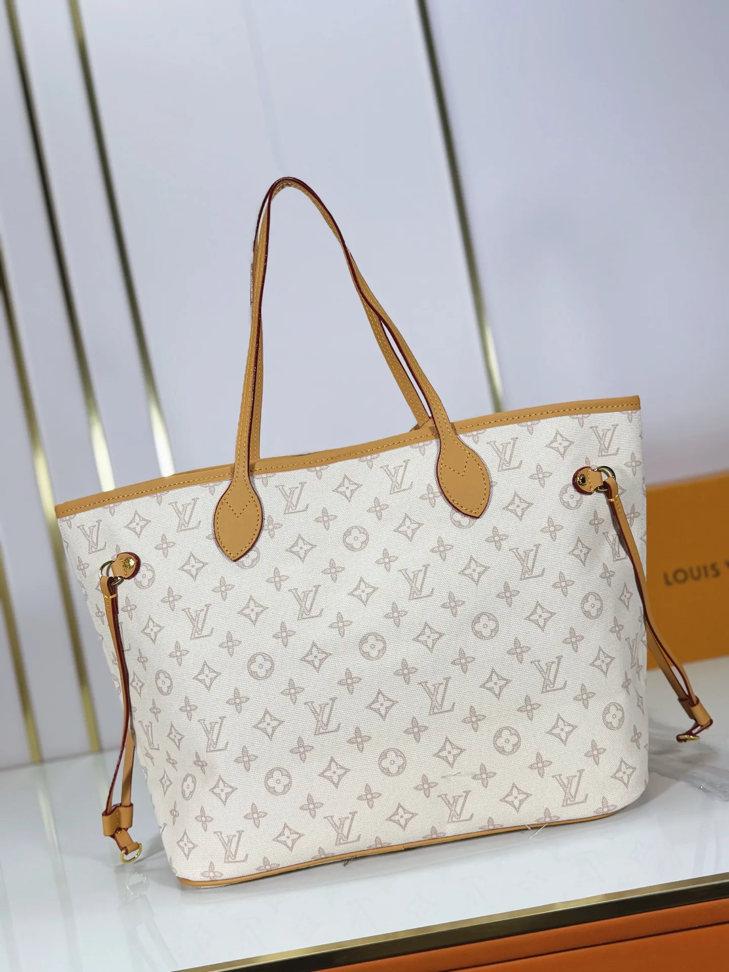 P240 upgraded original M45685 M40995 M27521💋💋Louis Vuitton's new Neverfull is a new interpretation of the classic handbag, exploring the exquisite details inside the bag. Redesigned interior pockets feature fresh fabric linings and vintage details inspired by the Louis Vuitton archives, most notably the detachable zippered clutch, which can be used on its own as a sophisticated clutch or as an additional pocket. Bright lining tones add a more lively feel to Monogram's classic canvas. Size: 32*29*17 cm
